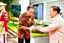 Agenda Jahat Jokowi Ingin Hancurkan Prabowo Teropongistana.com Jakarta - Presiden Prabowo Subianto Diyakini Akan Menuai Hasil Perselingkuhan Politik Dengan Presiden Ke-7 Joko Widodo Alias Jokowi.  Karena Diduga Saat Ini Agenda Jokowi Dan Oligarki Di Belakangnya Sedang Berupaya Menghancurkan Prabowo. &Quot;Saat Ini Agenda Jokowi Dan Oligarki Di Belakangnya Sedang Berupaya Hancurkan Prabowo,&Quot; Kata Direktur Gerakan Perubahan, Muslim Arbi Kepada Wartawan, Minggu 30 Maret 2025. Ditambahkan Muslim, Wakil Presiden Gibran Rakabuming Raka Tidak Dapat Membantah Ayahnya, Jokowi Karena Selama Ini Gibran Dianggap Hasil Dari Pengkhianatan Konstitusi. &Quot;Sulit Dimaafkan, Bahkan Seharusnya Dimakzulkan. Gibran Adalah Potret Busuk Politik Jokowi Yang Dimanfaatkan Prabowo Untuk Mendapatkan Dukungan Jokowi Dan Oligarki Di Belakang Jokowi Untuk Memperoleh Kekuasaan Dengan Melanggar Konstitusi,&Quot; Kata Muslim. Apalagi, Kata Muslim, Terpilihnya Prabowo-Gibran Adalah Dukungan Dari Jokowi Sebagaimana Yang Pernah Disampaikan Prabowo Saat Pidato Di Hut Ke-17 Partai Gerindra. &Quot;Prabowo Menikmati Itu, Dan Sekarang Prabowo Akan Menuai Hasil Perselingkuhan Politik Dengan Jokowi. Dan Gibran Itu Hanya Boneka Dan Pion Jokowi Dan Oligarki Di Belakangnya,&Quot; Pungkas Muslim.