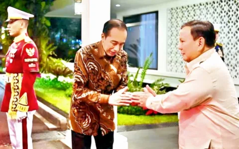 Agenda Jahat Jokowi Ingin Hancurkan Prabowo Teropongistana.com Jakarta - Presiden Prabowo Subianto diyakini akan menuai hasil perselingkuhan politik dengan Presiden ke-7 Joko Widodo alias Jokowi.  Karena diduga saat ini agenda Jokowi dan oligarki di belakangnya sedang berupaya menghancurkan Prabowo. "Saat ini agenda Jokowi dan oligarki di belakangnya sedang berupaya hancurkan Prabowo," kata Direktur Gerakan Perubahan, Muslim Arbi kepada wartawan, Minggu 30 Maret 2025. Ditambahkan Muslim, Wakil Presiden Gibran Rakabuming Raka tidak dapat membantah ayahnya, Jokowi karena selama ini Gibran dianggap hasil dari pengkhianatan konstitusi. "Sulit dimaafkan, bahkan seharusnya dimakzulkan. Gibran adalah potret busuk politik Jokowi yang dimanfaatkan Prabowo untuk mendapatkan dukungan Jokowi dan oligarki di belakang Jokowi untuk memperoleh kekuasaan dengan melanggar konstitusi," kata Muslim. Apalagi, kata Muslim, terpilihnya Prabowo-Gibran adalah dukungan dari Jokowi sebagaimana yang pernah disampaikan Prabowo saat pidato di HUT ke-17 Partai Gerindra. "Prabowo menikmati itu, dan sekarang Prabowo akan menuai hasil perselingkuhan politik dengan Jokowi. Dan Gibran itu hanya boneka dan pion Jokowi dan oligarki di belakangnya," pungkas Muslim.