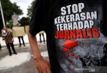Jakarta – Aksi Kekerasan Terhadap Jurnalis Kembali Terjadi. Seorang Wartawan Media Online Mengalami Penganiayaan Brutal Saat Sedang Menginvestigasi Dugaan Peredaran Obat Keras Golongan G, Seperti Tramadol Dan Hexymer, Di Kawasan Rawamangun, Jakarta Timur. Insiden Mengerikan Ini Terjadi Ketika Wartawan Tersebut Mendatangi Sebuah Toko Yang Dicurigai Sebagai Lokasi Transaksi Obat Terlarang. Namun, Kehadirannya Diketahui Oleh Penjaga Toko, Yang Segera Memberi Tahu Pemilik Usaha Tersebut. Tak Lama Kemudian, Pemilik Toko Datang Dengan Membawa Sejumlah Orang. Situasi Yang Semula Tegang Berubah Menjadi Aksi Kekerasan. Wartawan Itu Diduga Dipukuli Dengan Stik Golf Dan Dibacok Menggunakan Samurai. Akibatnya, Korban Mengalami Luka Serius Di Beberapa Bagian Tubuh Dan Harus Dilarikan Ke Rumah Sakit Untuk Mendapatkan Perawatan Medis. Korban, Didampingi Tim Kuasa Hukumnya Dari Lbh Jaringan Rakyat (Jarak), Telah Melaporkan Kasus Ini Ke Pihak Kepolisian Dengan Nomor Laporan Lp/B/777/Iii/2025/Spkt/Polres Metro Jakarta Timur/Polda Metro Jaya, Tertanggal 2 Maret 2025. Kasus Ini Langsung Menuai Kecaman Dari Berbagai Pihak, Terutama Komunitas Pers. Ketua Kelompok Kerja Persatuan Wartawan Indonesia (Pwi) Walikota Jakarta Timur, Hengki Lumban Toruan Mengecam Keras Aksi Brutal Tersebut Dan Menegaskan Bahwa Kejadian Ini Merupakan Ancaman Nyata Terhadap Kebebasan Pers. &Quot;Segala Bentuk Penganiayaan Terhadap Wartawan Yang Sedang Menjalankan Tugas Jurnalistiknya Adalah Serangan Terhadap Demokrasi. Aparat Harus Segera Bertindak Tegas Untuk Mengusut Tuntas Kasus Ini,&Quot; Ujar Eky, Sapaan Akrab Hengki Pada Kamis (6/3/2025). Ia Juga Meminta Kepolisian Untuk Tidak Hanya Menangkap Pelaku Penganiayaan, Tetapi Juga Mengungkap Jaringan Peredaran Obat Terlarang Yang Menjadi Latar Belakang Kasus Ini. Kejadian Ini Menimbulkan Kekhawatiran Lebih Besar Bahwa Jaringan Peredaran Obat Ilegal Semakin Berani Bertindak Brutal Demi Melindungi Bisnis Haramnya. Jika Seorang Wartawan Saja Bisa Dianiaya Di Tengah Kota Besar Seperti Jakarta, Seberapa Kuat Sebenarnya Jaringan Ini? Kasus Ini Kini Menjadi Ujian Bagi Aparat Penegak Hukum Untuk Membuktikan Keseriusannya Dalam Memberantas Peredaran Obat Terlarang Sekaligus Melindungi Kebebasan Pers. Masyarakat Dan Komunitas Jurnalis Menunggu Langkah Tegas Kepolisian Dalam Menangkap Pelaku Serta Membongkar Aktor-Aktor Di Balik Bisnis Ilegal Ini. 