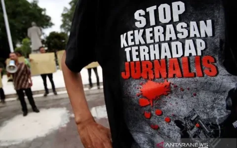 Jakarta – Aksi kekerasan terhadap jurnalis kembali terjadi. Seorang wartawan media online mengalami penganiayaan brutal saat sedang menginvestigasi dugaan peredaran obat keras golongan G, seperti Tramadol dan Hexymer, di kawasan Rawamangun, Jakarta Timur. Insiden mengerikan ini terjadi ketika wartawan tersebut mendatangi sebuah toko yang dicurigai sebagai lokasi transaksi obat terlarang. Namun, kehadirannya diketahui oleh penjaga toko, yang segera memberi tahu pemilik usaha tersebut. Tak lama kemudian, pemilik toko datang dengan membawa sejumlah orang. Situasi yang semula tegang berubah menjadi aksi kekerasan. Wartawan itu diduga dipukuli dengan stik golf dan dibacok menggunakan samurai. Akibatnya, korban mengalami luka serius di beberapa bagian tubuh dan harus dilarikan ke rumah sakit untuk mendapatkan perawatan medis. Korban, didampingi tim kuasa hukumnya dari LBH Jaringan Rakyat (JARAK), telah melaporkan kasus ini ke pihak kepolisian dengan nomor laporan LP/B/777/III/2025/SPKT/Polres Metro Jakarta Timur/Polda Metro Jaya, tertanggal 2 Maret 2025. Kasus ini langsung menuai kecaman dari berbagai pihak, terutama komunitas pers. Ketua Kelompok Kerja Persatuan Wartawan Indonesia (PWI) Walikota Jakarta Timur, Hengki Lumban Toruan mengecam keras aksi brutal tersebut dan menegaskan bahwa kejadian ini merupakan ancaman nyata terhadap kebebasan pers. "Segala bentuk penganiayaan terhadap wartawan yang sedang menjalankan tugas jurnalistiknya adalah serangan terhadap demokrasi. Aparat harus segera bertindak tegas untuk mengusut tuntas kasus ini," ujar Eky, sapaan akrab Hengki pada Kamis (6/3/2025). Ia juga meminta kepolisian untuk tidak hanya menangkap pelaku penganiayaan, tetapi juga mengungkap jaringan peredaran obat terlarang yang menjadi latar belakang kasus ini. Kejadian ini menimbulkan kekhawatiran lebih besar bahwa jaringan peredaran obat ilegal semakin berani bertindak brutal demi melindungi bisnis haramnya. Jika seorang wartawan saja bisa dianiaya di tengah kota besar seperti Jakarta, seberapa kuat sebenarnya jaringan ini? Kasus ini kini menjadi ujian bagi aparat penegak hukum untuk membuktikan keseriusannya dalam memberantas peredaran obat terlarang sekaligus melindungi kebebasan pers. Masyarakat dan komunitas jurnalis menunggu langkah tegas kepolisian dalam menangkap pelaku serta membongkar aktor-aktor di balik bisnis ilegal ini. 