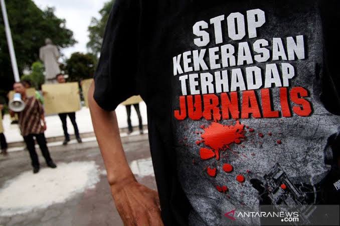 Jakarta – Aksi Kekerasan Terhadap Jurnalis Kembali Terjadi. Seorang Wartawan Media Online Mengalami Penganiayaan Brutal Saat Sedang Menginvestigasi Dugaan Peredaran Obat Keras Golongan G, Seperti Tramadol Dan Hexymer, Di Kawasan Rawamangun, Jakarta Timur. Insiden Mengerikan Ini Terjadi Ketika Wartawan Tersebut Mendatangi Sebuah Toko Yang Dicurigai Sebagai Lokasi Transaksi Obat Terlarang. Namun, Kehadirannya Diketahui Oleh Penjaga Toko, Yang Segera Memberi Tahu Pemilik Usaha Tersebut. Tak Lama Kemudian, Pemilik Toko Datang Dengan Membawa Sejumlah Orang. Situasi Yang Semula Tegang Berubah Menjadi Aksi Kekerasan. Wartawan Itu Diduga Dipukuli Dengan Stik Golf Dan Dibacok Menggunakan Samurai. Akibatnya, Korban Mengalami Luka Serius Di Beberapa Bagian Tubuh Dan Harus Dilarikan Ke Rumah Sakit Untuk Mendapatkan Perawatan Medis. Korban, Didampingi Tim Kuasa Hukumnya Dari Lbh Jaringan Rakyat (Jarak), Telah Melaporkan Kasus Ini Ke Pihak Kepolisian Dengan Nomor Laporan Lp/B/777/Iii/2025/Spkt/Polres Metro Jakarta Timur/Polda Metro Jaya, Tertanggal 2 Maret 2025. Kasus Ini Langsung Menuai Kecaman Dari Berbagai Pihak, Terutama Komunitas Pers. Ketua Kelompok Kerja Persatuan Wartawan Indonesia (Pwi) Walikota Jakarta Timur, Hengki Lumban Toruan Mengecam Keras Aksi Brutal Tersebut Dan Menegaskan Bahwa Kejadian Ini Merupakan Ancaman Nyata Terhadap Kebebasan Pers. &Quot;Segala Bentuk Penganiayaan Terhadap Wartawan Yang Sedang Menjalankan Tugas Jurnalistiknya Adalah Serangan Terhadap Demokrasi. Aparat Harus Segera Bertindak Tegas Untuk Mengusut Tuntas Kasus Ini,&Quot; Ujar Eky, Sapaan Akrab Hengki Pada Kamis (6/3/2025). Ia Juga Meminta Kepolisian Untuk Tidak Hanya Menangkap Pelaku Penganiayaan, Tetapi Juga Mengungkap Jaringan Peredaran Obat Terlarang Yang Menjadi Latar Belakang Kasus Ini. Kejadian Ini Menimbulkan Kekhawatiran Lebih Besar Bahwa Jaringan Peredaran Obat Ilegal Semakin Berani Bertindak Brutal Demi Melindungi Bisnis Haramnya. Jika Seorang Wartawan Saja Bisa Dianiaya Di Tengah Kota Besar Seperti Jakarta, Seberapa Kuat Sebenarnya Jaringan Ini? Kasus Ini Kini Menjadi Ujian Bagi Aparat Penegak Hukum Untuk Membuktikan Keseriusannya Dalam Memberantas Peredaran Obat Terlarang Sekaligus Melindungi Kebebasan Pers. Masyarakat Dan Komunitas Jurnalis Menunggu Langkah Tegas Kepolisian Dalam Menangkap Pelaku Serta Membongkar Aktor-Aktor Di Balik Bisnis Ilegal Ini. 