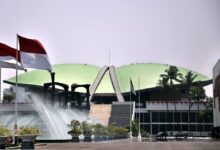 Kasusnya Jalan Ditempat Selama 3 Tahun, Korban Penganiayaan Bakal Bersurat Ke Komisi Lll Dpr Ri Teropongistana.com Sumatra Utara - Penanganan Kasus Dugaan Aktivitas Penambangan Emas Diduga Illegal Di Desa Tangga Bosi Bukit Siayo, Kabupaten Mandailing Natal Sumatra Utara, Kembali Menuai Sorotan.  Sorotan Ini, Menyangkut Lanjutan Proses Hukum Atas Kasus Yang Menyita Perhatian Publik. &Quot;Kami Mempertanyakan Keseriusan Polres Madina Dalam Memproses Kasus Itu (Tambang Emas Illegal Di Desa Tangga Bosi Bukit Siayo Red),&Quot; Ungkap Lesmana Helawa, Warga Mandailing Natal Sumatra Utara Sekaligus Korbang Penganiayaan Yang Diduga Dilakukan Oleh Bos Tambang Emas Ilegal Menyampaikan Pada Media Ini, Rabu (12/3/2025).  Sepengetahuannya, Sebelumnya Aparat Penegak Hukum (Aph) Polres Madina Sektor Polsek Saibu, Belum Membuahkan Hasil Masih Jalan Di Tempat, Rasa Kepercayaan Masyarakat Terhadap Polri Hilang Akibat Lambanya Penegakan Hukum Terhadap Bos Tambang Ilegal Yang Diduga Sering Melakukan Penganiyaan Kepada Wartawan Dan Masyarakat. Saat Kami Korban Dan Wartawan Melakukan Konfirmasi Kepada Kapolres Dan Polsek Siabu Lewat Watsapp Tidak Ada Tanggapan Hanya Ceklis Hijau Saja, Dikatakanya. Namun, Penanganan Kasus Ini Terkesan Jalan Ditempat Dan Lanjutan Prosesnya Tidak Diketahui. &Quot;Mestinya Polres Madina Sektor Polsek Saibu, Memberikan Perkembangan Penanganan Kasus Itu, Terutama Ke Teman Teman Media,&Quot; Katanya.  Lesmana Menyebut, Kasus Ini Sangat Menyita Perhatian Publik, Termasuk Mengenai Lanjutan Prosesnya.  &Quot;Kami Dengar Kabar Dan Semoga Saja Tidak Benar Bahwa Terduga Pelaku Penganiayaan Sekaligus Bos Tambang Emas Ilegal Selalu Memberikan Setoran Kepada Oknum Tertentu Yang Berpengaruh Disana Sehingga Menyulitkan Penangkapan. &Quot;Selain Itu Kami Menduga Susahnya Bos Tambang Ini Di Tangkap Ada Keterlibatan Oknum Kepala Desa Yang Melindungi Mereka Ketika Ketika Polisi Bergerak Mereka Memberikan Informasi Kepada Pelaku Agar Berhati-Hati, Kami Berharap Oknum Kepala Desa Yang Terlibat Segera Di Tangkap Agar Memudahkan Proses Penangkapan Kepada Pelaku. Menurut Lesmana, Penanganan Kasus Ini Sangat Mudah Diungkap. Langkah Mestinya Dimulai Dengan Memanggil Kepala Desa Setempat Karena Tidak Mungkin Ada Tambang Emas Ilegal Begitu Banyak Tidak Mengetahuinya Di Lanjut Dengan Memanggil Bos-Bos Tambang Yang Ada Di Wilayah Tersebut. &Quot;Kami Yakin, Dalam Kasus Ini Terduga Pelaku Ada Yang Berstatus Pemodal Dan Penambang Serta Ada Penadah Yang Membeli Emas Hasil Dari Penambangan Di Lokasi Yang Diduga Illegal Itu,&Quot; Katanya Lagi.  Apalagi Lanjut Lesmana, Kabarnya Hasil Dari Penambangan Emas Diduga Illegal Itu, Mencapai Miliaran Per-Beberapa Kali Cair. &Quot;Bahkan Kami Juga Mendengar Kabar Penambang Digaji Perbulan Dengan Nilai Mencapai Rp100 Juta Lebih Perminggu,&Quot; Ungkapnya Lagi.  Lantas, Apa Yang Menjadi Kendala Aph Dalam Menangani Kasus Ini, Sementara Kemarin Aph Sebelumnya Juga Sudah Melakukan Pendataan Bos Tambang Di Beberapa Lokasi Termasuk Lubang Yang Digali Yang Merupakan Tempat Pengambilan Material Yang Mengandung Emas.  Jika Kedepan Belum Ada Hasil Sehingga Pelaku Masih Bebas Berkeliaran, Kami Akan Membuat Surat Untuk Melakukan Audensi Dengan Komisi Lll Dpr Ri, Kapolri Dan Ombusman Rl Untuk Meminta Keadilan Kami Sebagai Korban Selain Itu Aktifitas Tambang Emas Ilegal Ini Merugikan Negara Dan Merusak Ekosistem Hutan Tidak Boleh Terus Menerus Dibiarkan Tanpa Penindakan, Ungkapnya. &Quot;Semoga Saja Polres Madina Segera Menuntaskan Penanganan Kasus Ini Agar Ada Kepastian Hukum,&Quot; Terangnya.  Sementara Itu, Kapolres Madina Sektor Polsek Saibu, Yang Dikonfirmasi Media Bungkam Hanya Diliatnya Dengan Tanda Centang Biru, Guna Dikonfirmasi Terkait Lanjutan Proses Penanganan Kasus Tersebut, Tidak Berhasil Dikonfirmasi, Lantaran Saat Dikonfirmasi Tidak Ada Jawaban Sejauh Mana Perkembangan Kadusnya.