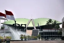Kasusnya Jalan Ditempat Selama 3 Tahun, Korban Penganiayaan Bakal Bersurat ke Komisi lll DPR RI Teropongistana.com Sumatra Utara - Penanganan kasus dugaan aktivitas penambangan emas diduga Illegal di Desa Tangga Bosi Bukit Siayo, Kabupaten Mandailing Natal Sumatra Utara, kembali menuai sorotan.  Sorotan ini, menyangkut lanjutan proses Hukum atas kasus yang menyita perhatian publik. "Kami mempertanyakan keseriusan Polres Madina dalam memproses kasus itu (tambang emas Illegal di Desa Tangga Bosi Bukit Siayo red)," ungkap Lesmana Helawa, warga Mandailing Natal Sumatra Utara Sekaligus korbang Penganiayaan yang diduga dilakukan oleh bos tambang emas ilegal menyampaikan pada media ini, Rabu (12/3/2025).  Sepengetahuannya, sebelumnya Aparat Penegak Hukum (APH) Polres Madina sektor Polsek Saibu, belum membuahkan hasil masih jalan di tempat, rasa kepercayaan masyarakat terhadap polri hilang akibat lambanya penegakan hukum terhadap bos tambang ilegal yang diduga sering melakukan penganiyaan kepada wartawan dan masyarakat. Saat kami korban dan Wartawan melakukan konfirmasi kepada kapolres dan Polsek Siabu lewat Watsapp tidak ada tanggapan hanya ceklis hijau saja, dikatakanya. Namun, penanganan kasus ini terkesan jalan ditempat dan lanjutan prosesnya tidak diketahui. "Mestinya Polres Madina Sektor Polsek Saibu, memberikan perkembangan penanganan kasus itu, terutama ke teman teman media," katanya.  Lesmana menyebut, kasus ini sangat menyita perhatian publik, termasuk mengenai lanjutan prosesnya.  "Kami dengar kabar dan semoga saja tidak benar bahwa terduga pelaku penganiayaan sekaligus bos tambang emas ilegal selalu memberikan setoran kepada oknum tertentu yang berpengaruh disana sehingga menyulitkan penangkapan. "Selain itu kami menduga susahnya bos tambang ini di tangkap ada keterlibatan oknum kepala desa yang melindungi mereka ketika ketika polisi bergerak mereka memberikan informasi kepada pelaku agar berhati-hati, kami berharap oknum kepala desa yang terlibat segera di tangkap agar memudahkan proses penangkapan kepada pelaku. Menurut Lesmana, penanganan kasus ini sangat mudah diungkap. Langkah mestinya dimulai dengan memanggil kepala desa setempat karena tidak mungkin ada tambang emas ilegal begitu banyak tidak mengetahuinya di lanjut dengan memanggil bos-bos tambang yang ada di wilayah tersebut. "Kami yakin, dalam kasus ini terduga pelaku ada yang berstatus pemodal dan penambang serta ada penadah yang membeli emas hasil dari penambangan di lokasi yang diduga Illegal itu," katanya lagi.  Apalagi lanjut Lesmana, kabarnya hasil dari penambangan emas diduga Illegal itu, mencapai Miliaran per-beberapa kali cair. "Bahkan kami juga mendengar kabar penambang digaji perbulan dengan nilai mencapai Rp100 juta lebih perminggu," ungkapnya lagi.  Lantas, apa yang menjadi kendala APH dalam menangani kasus ini, sementara kemarin APH sebelumnya juga sudah melakukan pendataan bos tambang di beberapa lokasi termasuk lubang yang digali yang merupakan tempat pengambilan material yang mengandung emas.  Jika kedepan belum ada hasil sehingga pelaku masih bebas berkeliaran, kami akan membuat surat untuk melakukan audensi dengan komisi lll DPR RI, Kapolri dan Ombusman Rl untuk meminta keadilan kami sebagai korban selain itu aktifitas tambang emas ilegal ini merugikan negara dan merusak ekosistem Hutan tidak boleh terus menerus dibiarkan tanpa penindakan, ungkapnya. "Semoga saja Polres Madina segera menuntaskan penanganan kasus ini agar ada kepastian Hukum," terangnya.  Sementara itu, Kapolres Madina sektor Polsek Saibu, yang dikonfirmasi media bungkam hanya diliatnya dengan tanda centang biru, guna dikonfirmasi terkait lanjutan proses penanganan kasus tersebut, tidak berhasil dikonfirmasi, lantaran saat dikonfirmasi tidak ada jawaban sejauh mana perkembangan kadusnya.