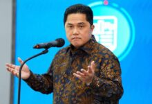 Kasus Korupsi Minyak Bikin Erick Thohir Terancam Di Kabinet Teropongistana.com Jakarta - Isu Reshuffle Jilid 2 Kabinet Merah Putih (Kmp) Oleh Presiden Prabowo Subianto, Disinyalir Turut Menarget Menteri Badan Usaha Milik Negara (Bumn) Erick Thohir.  Direktur Eksekutif Citra Institute, Yusak Farchan Mengamati, Pos Bumn Punya Persoalan Yang Tidak Kecil Karena Berkaitan Dengan Tata Kelola Uang Negara Yang Diusahakan.  Menurut Dia, Menyeruaknya Kasus Dugaan Korupsi Tata Kelola Minyak Mentah Di Pertamina Subholding Dan Kontraktor Kontrak Kerja Sama (Kkks) Tahun 2018-2023 Adalah Salah Satu Contoh Persoalannya.  &Amp;Quot;Kasus Pertamina Sebetulnya Bisa Menjadi Pintu Masuk Untuk Me-Reshuffle Erick Dari Menteri Bumn,&Amp;Quot; Ujar Yusak Kepada Wartawan Pada Senin, 17 Maret 2025. Lebih Dari Itu, Kandidat Doktor Politik Universitas Nasional (Unas) Itu Memprediksi, Kepemimpinan Erick Thohir Di Bumn Selama Dua Periode Tak Kunjung Menunjukkan Prestasi.  Justru, Ia Mendapati Sejumlah Persoalan Yang Muncul, Tak Terkecuali Terkait Dugaan Korupsi Hingga Kerugian Negara. Sehingga Wajar Menurutnya Apabila Ada Isu Erick Thohir Akan Terkena Reshuffle Presiden Prabowo Jilid 2. &Amp;Quot;Tata Kelola Bumn Bukan Hanya Buruk Di Era Erick, Tapi Juga Tidak Berkontribusi Maksimal Terhadap Penerimaan Pendapatan Negara,&Amp;Quot; Demikian Yusak Menambahkan.