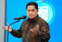 Kasus Korupsi Minyak Bikin Erick Thohir Terancam di Kabinet Teropongistana.com Jakarta - Isu reshuffle jilid 2 Kabinet Merah Putih (KMP) oleh Presiden Prabowo Subianto, disinyalir turut menarget Menteri Badan Usaha Milik Negara (BUMN) Erick Thohir.  Direktur Eksekutif Citra Institute, Yusak Farchan mengamati, pos BUMN punya persoalan yang tidak kecil karena berkaitan dengan tata kelola uang negara yang diusahakan.  Menurut dia, menyeruaknya kasus dugaan korupsi tata kelola minyak mentah di Pertamina Subholding dan Kontraktor Kontrak Kerja Sama (KKKS) tahun 2018-2023 adalah salah satu contoh persoalannya.  "Kasus Pertamina sebetulnya bisa menjadi pintu masuk untuk me-reshuffle Erick dari menteri BUMN," ujar Yusak kepada wartawan pada Senin, 17 Maret 2025. Lebih dari itu, kandidat doktor politik Universitas Nasional (UNAS) itu memprediksi, kepemimpinan Erick Thohir di BUMN selama dua periode tak kunjung menunjukkan prestasi.  Justru, ia mendapati sejumlah persoalan yang muncul, tak terkecuali terkait dugaan korupsi hingga kerugian negara. Sehingga wajar menurutnya apabila ada isu Erick Thohir akan terkena reshuffle Presiden Prabowo jilid 2. "Tata kelola BUMN bukan hanya buruk di era Erick, tapi juga tidak berkontribusi maksimal terhadap penerimaan pendapatan negara," demikian Yusak menambahkan.