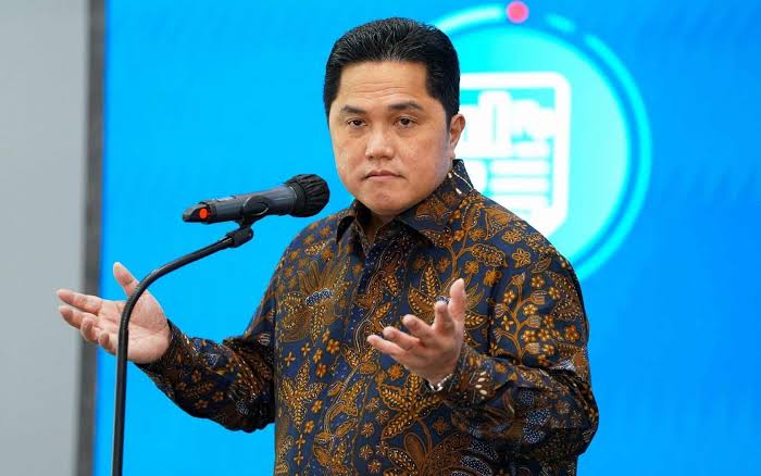 Kasus Korupsi Minyak Bikin Erick Thohir Terancam Di Kabinet Teropongistana.com Jakarta - Isu Reshuffle Jilid 2 Kabinet Merah Putih (Kmp) Oleh Presiden Prabowo Subianto, Disinyalir Turut Menarget Menteri Badan Usaha Milik Negara (Bumn) Erick Thohir.  Direktur Eksekutif Citra Institute, Yusak Farchan Mengamati, Pos Bumn Punya Persoalan Yang Tidak Kecil Karena Berkaitan Dengan Tata Kelola Uang Negara Yang Diusahakan.  Menurut Dia, Menyeruaknya Kasus Dugaan Korupsi Tata Kelola Minyak Mentah Di Pertamina Subholding Dan Kontraktor Kontrak Kerja Sama (Kkks) Tahun 2018-2023 Adalah Salah Satu Contoh Persoalannya.  &Quot;Kasus Pertamina Sebetulnya Bisa Menjadi Pintu Masuk Untuk Me-Reshuffle Erick Dari Menteri Bumn,&Quot; Ujar Yusak Kepada Wartawan Pada Senin, 17 Maret 2025. Lebih Dari Itu, Kandidat Doktor Politik Universitas Nasional (Unas) Itu Memprediksi, Kepemimpinan Erick Thohir Di Bumn Selama Dua Periode Tak Kunjung Menunjukkan Prestasi.  Justru, Ia Mendapati Sejumlah Persoalan Yang Muncul, Tak Terkecuali Terkait Dugaan Korupsi Hingga Kerugian Negara. Sehingga Wajar Menurutnya Apabila Ada Isu Erick Thohir Akan Terkena Reshuffle Presiden Prabowo Jilid 2. &Quot;Tata Kelola Bumn Bukan Hanya Buruk Di Era Erick, Tapi Juga Tidak Berkontribusi Maksimal Terhadap Penerimaan Pendapatan Negara,&Quot; Demikian Yusak Menambahkan.