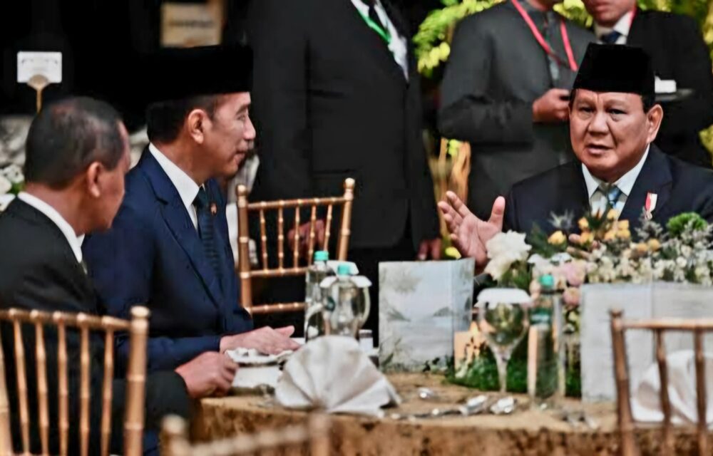 Golkar Ikut Bermain..! Jokowi Bergabung Ke Partai Psi Teropongistana.com Jakarta - Sinyal Presiden Ke-7 Ri Joko Widodo ( Jokowi ) Bergabung Ke Partai Solidaritas Indonesia (Psi) Menguat. Terlebih, Ketua Umum Psi Kaesang Pangarep Bakal Mengganti Nama Partainya Menjadi Partai Super Terbuka. Diketahui, Partai Super Terbuka Merupakan Gagasan Jokowi. Merespons Itu, Sekretaris Jenderal Partai Golkar Muhammad Sarmuji Yakin Bahwa Jokowi Punya Perhitungan Politik Sebelum Menentukan Apakah Gabung Dengan Psi Atau Tidak. “Kami Yakin Pak Jokowi Punya Hitungan Politik Sebelum Menentukan Pilihannya,&Quot; Ujar Sarmuji, Kamis (27/3/2025). Diketahui Sebelumnya, Psi Segera Menggelar Kongres Partai Pada Akhir Mei Tahun Ini. Kaesang Memastikan Psi Bakal Menuju Menjadi Partai Super Terbuka. &Quot;Insyaallah Kami Akan Menuju Partai Super Terbuka Di Kongres Di Akhir Mei Nanti Di Kota Solo,&Quot; Kata Kaesang Di Stasiun Gambir Usai Melepas Pemudik Dalam Program Mudik Asik Bareng Psi, Jakarta, Selasa (25/3/2025). Kaesang Menjelaskan Apa Yang Dimaksud Partai Super Terbuka. Dikatakannya, Partai Super Terbuka Mengartikan Bahwa Nantinya Pemilihan Ketua Umum Dilakukan Langsung Oleh Anggota Partai. “Ketua Umum Dipilih Langsung Anggotanya,” Ujar Kaesang.