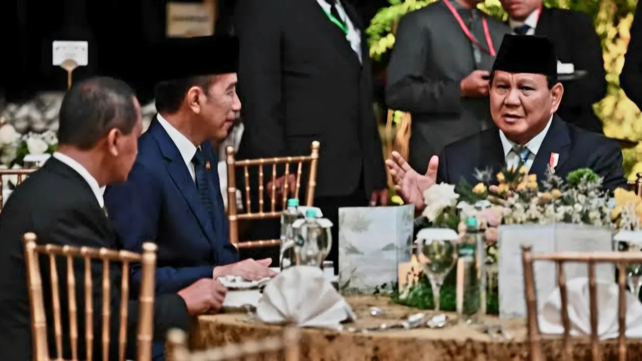 Golkar Ikut Bermain..! Jokowi Bergabung ke Partai PSI Teropongistana.com Jakarta - Sinyal Presiden ke-7 RI Joko Widodo ( Jokowi ) bergabung ke Partai Solidaritas Indonesia (PSI) menguat. Terlebih, Ketua Umum PSI Kaesang Pangarep bakal mengganti nama partainya menjadi Partai Super Terbuka. Diketahui, Partai Super Terbuka merupakan gagasan Jokowi. Merespons itu, Sekretaris Jenderal Partai Golkar Muhammad Sarmuji yakin bahwa Jokowi punya perhitungan politik sebelum menentukan apakah gabung dengan PSI atau tidak. “Kami yakin Pak Jokowi punya hitungan politik sebelum menentukan pilihannya," ujar Sarmuji, Kamis (27/3/2025). Diketahui sebelumnya, PSI segera menggelar kongres partai pada akhir Mei tahun ini. Kaesang memastikan PSI bakal menuju menjadi Partai Super Terbuka. "Insyaallah kami akan menuju Partai Super Terbuka di kongres di akhir Mei nanti di Kota Solo," kata Kaesang di Stasiun Gambir usai melepas pemudik dalam program Mudik Asik Bareng PSI, Jakarta, Selasa (25/3/2025). Kaesang menjelaskan apa yang dimaksud partai super terbuka. Dikatakannya, Partai Super Terbuka mengartikan bahwa nantinya pemilihan ketua umum dilakukan langsung oleh anggota partai. “Ketua umum dipilih langsung anggotanya,” ujar Kaesang.
