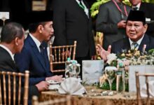 Golkar Ikut Bermain..! Jokowi Bergabung Ke Partai Psi Teropongistana.com Jakarta - Sinyal Presiden Ke-7 Ri Joko Widodo ( Jokowi ) Bergabung Ke Partai Solidaritas Indonesia (Psi) Menguat. Terlebih, Ketua Umum Psi Kaesang Pangarep Bakal Mengganti Nama Partainya Menjadi Partai Super Terbuka. Diketahui, Partai Super Terbuka Merupakan Gagasan Jokowi. Merespons Itu, Sekretaris Jenderal Partai Golkar Muhammad Sarmuji Yakin Bahwa Jokowi Punya Perhitungan Politik Sebelum Menentukan Apakah Gabung Dengan Psi Atau Tidak. “Kami Yakin Pak Jokowi Punya Hitungan Politik Sebelum Menentukan Pilihannya,&Quot; Ujar Sarmuji, Kamis (27/3/2025). Diketahui Sebelumnya, Psi Segera Menggelar Kongres Partai Pada Akhir Mei Tahun Ini. Kaesang Memastikan Psi Bakal Menuju Menjadi Partai Super Terbuka. &Quot;Insyaallah Kami Akan Menuju Partai Super Terbuka Di Kongres Di Akhir Mei Nanti Di Kota Solo,&Quot; Kata Kaesang Di Stasiun Gambir Usai Melepas Pemudik Dalam Program Mudik Asik Bareng Psi, Jakarta, Selasa (25/3/2025). Kaesang Menjelaskan Apa Yang Dimaksud Partai Super Terbuka. Dikatakannya, Partai Super Terbuka Mengartikan Bahwa Nantinya Pemilihan Ketua Umum Dilakukan Langsung Oleh Anggota Partai. “Ketua Umum Dipilih Langsung Anggotanya,” Ujar Kaesang.