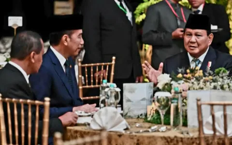 Golkar Ikut Bermain..! Jokowi Bergabung ke Partai PSI Teropongistana.com Jakarta - Sinyal Presiden ke-7 RI Joko Widodo ( Jokowi ) bergabung ke Partai Solidaritas Indonesia (PSI) menguat. Terlebih, Ketua Umum PSI Kaesang Pangarep bakal mengganti nama partainya menjadi Partai Super Terbuka. Diketahui, Partai Super Terbuka merupakan gagasan Jokowi. Merespons itu, Sekretaris Jenderal Partai Golkar Muhammad Sarmuji yakin bahwa Jokowi punya perhitungan politik sebelum menentukan apakah gabung dengan PSI atau tidak. “Kami yakin Pak Jokowi punya hitungan politik sebelum menentukan pilihannya," ujar Sarmuji, Kamis (27/3/2025). Diketahui sebelumnya, PSI segera menggelar kongres partai pada akhir Mei tahun ini. Kaesang memastikan PSI bakal menuju menjadi Partai Super Terbuka. "Insyaallah kami akan menuju Partai Super Terbuka di kongres di akhir Mei nanti di Kota Solo," kata Kaesang di Stasiun Gambir usai melepas pemudik dalam program Mudik Asik Bareng PSI, Jakarta, Selasa (25/3/2025). Kaesang menjelaskan apa yang dimaksud partai super terbuka. Dikatakannya, Partai Super Terbuka mengartikan bahwa nantinya pemilihan ketua umum dilakukan langsung oleh anggota partai. “Ketua umum dipilih langsung anggotanya,” ujar Kaesang.