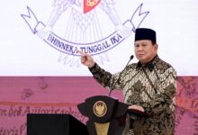 Teropongistana.com Jakarta - Ketua Umum Komunitas Gerakan Ekonomi Kreatif (Gerak) 08 Revitriyoso Husodo Menilai Rencana Presiden Membentuk Koperasi Desa Atau Kopdes Merah Putih Dengan Fungsi Utama Menggerakan Ekonomi Desa Melalui Pembelian Produk Pertanian Merupakan Langkah Yang Bagus Dan Perlu Persiapan Yang Matang. Saat Ini Di Desa Sudah Ada Bumdes Atau Badan Usaha Milik Desa Yang Memiliki Fungsi Mirip, Melayani Warga Dalam Aspek Keseharian Pajak Motor, Bayar Listrik Dan Pbb. “Koperasi Merah Putih Sebagai Wadah Bisnis Dan Pelayanan Dengan Modal Awal 3 - 5 M Secara Teori Bagus Dan Bisa Menggerakan Ekonomi Perdesaan, Petani Akan Diuntungkan”  Ketua Umum Komunitas Gerakan Ekonomi Kreatif (Gerak) 08 Revitriyoso Husodo. Koperasi Adalah Soko Guru Ekonomi Perdesaan, Lahir Dan Besar Dari Wadah Rakyat Kecil Yang Memiliki Tujuan Mulia Dari Anggota, Untuk Anggota Demi Kesejahteraan Bersama. Koperasi Sebenarnya Bukan Hal Baru Bagi Rakyat Perdesaan. Dikatakan Ketua Umum Komunitas Gerakan Ekonomi Kreatif (Gerak) 08 Revitriyoso Husodo Kopdes Merah Putih Ini Harus Di Inisiasi Oleh Petani, Nelayan Dan Juga Pemuda Desa Yang Memiliki Kompetensi Serta Integritas Agar Bisa Menjadi Pilar Kebangkitan Ekonomi Desa. Rencana Presiden Dengan Kopdes Di 70.000 Desa/Kelurahan Harus Betul - Betul Di Siapkan Dengan Matang. Pemikiran Presiden Yang Berpihak Kepada Ekonomi Desa Memang Sesuai Dengan Asta Cita Membangun Dari Desa. “Kami Sebagai Relawan Meminta Kepada Para Pembantu Presiden Untuk Menerjemahkan Dan Menyiapkan Dengan Baik Semua Langkah Teknis Dan Operasionalnya. Kunci Kemajuan Koperasi Adalah Sdm Yang Handal, Ajak Pemuda Tani Dan Nelayan Serta Ibu - Ibu Untuk Membentuk Koperasi Ini” Tambah Ketua Umum Komunitas Gerakan Ekonomi Kreatif (Gerak) 08 Revitriyoso Husodo. Lahirnya Kopdes Merah Putih Bisa Menjadi Jawaban Agar Para Sarjana Pertanian Bisa Kembali Ke Kampung Halaman Mereka, Membangun Indonesia Dari Desa Dan Memotong Rantai Ekonomi Petani Yang Sering Kalah Bersaing Dengan Tengkulak. “Koperasi Desa Ini Bisa Menjadi Harapan Petani Nelayan Agar Produk Mereka Dibeli Dengan Harga Bagus. Pembelian Langsung Ke Petani Akan Menyehatkan Proses Jual Beli Dan Menyeimbangkan Keuntungan Yang Pastinya Akan Kembali Ke Petani Untuk Membangun Desa Mereka”Tutup Ketua Umum Komunitas Gerakan Ekonomi Kreatif (Gerak) 08 Revitriyoso Husodo.