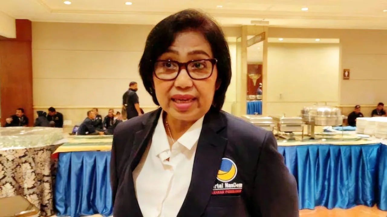 Jelang Lebaran, Legislator Siap Perjuangkan Nasib Pekerja yang di PHK Teropongistana.com Jakarta – Anggota Komisi IX DPR Irma Suryani Chaniago, mengkritik keras pemutusan hubungan kerja (PHK) sepihak yang menimpa 61 karyawan PT Hakaaston. Para karyawan yang di-PHK tersebut adalah eks karyawan Jalan Tol Lingkar Luar Jakarta. Kritik tersebut disampaikan Irma Suryani saat menerima audiensi 20 perwakilan serikat pekerja PT Hakaaston di ruang Fraksi NasDem, Komplek Parlemen, Senayan, Jakarta, Senin (24/3/2025), untuk mengadukan nasib mereka. Mereka melaporkan adanya kejanggalan serta ketidakadilan dalam proses PHK yang dilakukan secara mendadak serta tanpa peringatan. Bahkan menjelang Lebaran, momen yang seharusnya membawa kebahagiaan bagi para pekerja. “Saya marah, karena pemecatan ini dilakukan menjelang Lebaran, karyawan tidak diberitahu letak kesalahan mereka dan tidak ada KPI-nya,” tegas Irma Suryani, Rabu (26/3/2025). Legislator NasDem dari Daerah Pemilihan Sumatera Selatan itu pun berjanji akan mengambil langkah tegas. Ia berencana bersurat kepada Kementerian Ketenagakerjaan dan Kementerian BUMN untuk melaporkan peristiwa yang dialami puluhan karyawan itu. Irma yang juga Anggota BURT ini menegaskan, dirinya akan berjuang sekuat tenaga agar hak-hak para pekerja tetap terlindungi dan mereka mendapatkan kepastian atas masa depan mereka. “Saya akan bersurat kepada PT Hakaaston untuk meminta berita acara pertemuan, serta melaporkan hal ini kepada Menaker dan Menteri BUMN,” ujarnya. 