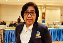 Jelang Lebaran, Legislator Siap Perjuangkan Nasib Pekerja Yang Di Phk Teropongistana.com Jakarta – Anggota Komisi Ix Dpr Irma Suryani Chaniago, Mengkritik Keras Pemutusan Hubungan Kerja (Phk) Sepihak Yang Menimpa 61 Karyawan Pt Hakaaston. Para Karyawan Yang Di-Phk Tersebut Adalah Eks Karyawan Jalan Tol Lingkar Luar Jakarta. Kritik Tersebut Disampaikan Irma Suryani Saat Menerima Audiensi 20 Perwakilan Serikat Pekerja Pt Hakaaston Di Ruang Fraksi Nasdem, Komplek Parlemen, Senayan, Jakarta, Senin (24/3/2025), Untuk Mengadukan Nasib Mereka. Mereka Melaporkan Adanya Kejanggalan Serta Ketidakadilan Dalam Proses Phk Yang Dilakukan Secara Mendadak Serta Tanpa Peringatan. Bahkan Menjelang Lebaran, Momen Yang Seharusnya Membawa Kebahagiaan Bagi Para Pekerja. “Saya Marah, Karena Pemecatan Ini Dilakukan Menjelang Lebaran, Karyawan Tidak Diberitahu Letak Kesalahan Mereka Dan Tidak Ada Kpi-Nya,” Tegas Irma Suryani, Rabu (26/3/2025). Legislator Nasdem Dari Daerah Pemilihan Sumatera Selatan Itu Pun Berjanji Akan Mengambil Langkah Tegas. Ia Berencana Bersurat Kepada Kementerian Ketenagakerjaan Dan Kementerian Bumn Untuk Melaporkan Peristiwa Yang Dialami Puluhan Karyawan Itu. Irma Yang Juga Anggota Burt Ini Menegaskan, Dirinya Akan Berjuang Sekuat Tenaga Agar Hak-Hak Para Pekerja Tetap Terlindungi Dan Mereka Mendapatkan Kepastian Atas Masa Depan Mereka. “Saya Akan Bersurat Kepada Pt Hakaaston Untuk Meminta Berita Acara Pertemuan, Serta Melaporkan Hal Ini Kepada Menaker Dan Menteri Bumn,” Ujarnya. 