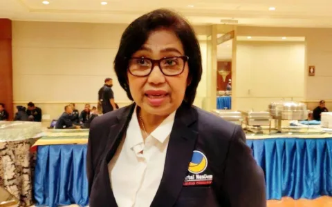 Jelang Lebaran, Legislator Siap Perjuangkan Nasib Pekerja yang di PHK Teropongistana.com Jakarta – Anggota Komisi IX DPR Irma Suryani Chaniago, mengkritik keras pemutusan hubungan kerja (PHK) sepihak yang menimpa 61 karyawan PT Hakaaston. Para karyawan yang di-PHK tersebut adalah eks karyawan Jalan Tol Lingkar Luar Jakarta. Kritik tersebut disampaikan Irma Suryani saat menerima audiensi 20 perwakilan serikat pekerja PT Hakaaston di ruang Fraksi NasDem, Komplek Parlemen, Senayan, Jakarta, Senin (24/3/2025), untuk mengadukan nasib mereka. Mereka melaporkan adanya kejanggalan serta ketidakadilan dalam proses PHK yang dilakukan secara mendadak serta tanpa peringatan. Bahkan menjelang Lebaran, momen yang seharusnya membawa kebahagiaan bagi para pekerja. “Saya marah, karena pemecatan ini dilakukan menjelang Lebaran, karyawan tidak diberitahu letak kesalahan mereka dan tidak ada KPI-nya,” tegas Irma Suryani, Rabu (26/3/2025). Legislator NasDem dari Daerah Pemilihan Sumatera Selatan itu pun berjanji akan mengambil langkah tegas. Ia berencana bersurat kepada Kementerian Ketenagakerjaan dan Kementerian BUMN untuk melaporkan peristiwa yang dialami puluhan karyawan itu. Irma yang juga Anggota BURT ini menegaskan, dirinya akan berjuang sekuat tenaga agar hak-hak para pekerja tetap terlindungi dan mereka mendapatkan kepastian atas masa depan mereka. “Saya akan bersurat kepada PT Hakaaston untuk meminta berita acara pertemuan, serta melaporkan hal ini kepada Menaker dan Menteri BUMN,” ujarnya. 