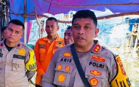 3 Tahun Kasus Penganiayaan Mangkarak, Korban Menduga Polres Madina Sektor Polsek Siabu Terima Setoran Teropongistana.com Sumatra Utara - Penganiayaan wartawan yang diduga dilakukan oleh Boss Tambang Ilegal (PETI) di lokasi tambang Desa Tangga Bosi Bukit Siayo, Kabupaten Mandailing Natal Sumatra Utara pada tahun 2022, 27 Maret 2025. Dikatakan Lesmana Halawa, Kapolres Madina bersama dengan jajarannya tidak serius dalam menangani perkara penganiayan dirinya. Seakan ada yang disembunyikan, jika kasus ini tidak di tangkap pelaku dan bos tambangnya kalo ada dugaan main mata wajar-wajar saja . " Saya menduga kuat ada setoran mengalir dari para bos tambang emas ilegal tersebut kepada oknum polisi di Polres madina sektor polsek siabu, aneh saja selama 3 tahun pelaku bebas berkeliaran sambil bermain tik-tok dengan memperlihatkan tumpukan uang. "Bayangkan saja kasus penganiayaan didesa tangga bosi kecamatan Siabu kabupaten Mandailing Natal Sumatera Utara 3 tahun lamanya pelaku berkeliaran dilokasi tambang dan para bossnya beroperasi sampai saat ini. Saya korban hanya mendapatkan janji-jani perkembangan kasus saja 3 tahun lamanya? Belum ada tindakan tegas yang dilakukan oleh pihak-pihak tertentu mulai dari tingkat Desa, kecamatan,sampai dengan penegak hukum mereka seperti membiarkan. Bahkan terjadi lagi pengeroyokan dilokasi yang sama. Seakan pelaku dan bos tambang emas ilegal tersebut lebih kuasa dan sakti dari kepolisan, Sampai-sampai 3 tahun lamanya mereka tidak bisa disentuh polisi ada apa ? Ditempat yang berbeda Nani Maulana penggiat lingkungan Mata tunas 17 mengatakan sah-sah saja jika korban mempunyai dugaan oknum polres madina sektor siabu menerima setoran dari bos tambang emas ilegal tersebut karena sudah 3 tahun lamanya kasusnya mangkrak tidak ada hasil. "Apa lagi pelaku sering meneror dan no teleponnya aktif bahkan sering mengancam korban aneh jika polisi tidak bisa melacak keberadaanya klo bukan ada main mata, ungkapnya. Saat wartawan konfirmasi kepada polsek siabu terkait perkembangan kasus tersebut hanya menjelaskan dimana keberadaan pelaku, dan memberikan SP2AP kepada korban, Herannya kita pelakunya berkeliaran dilokasi tambang dan tambang beroperasi. Kenapa lagi ditanya keberadaan pelaku.