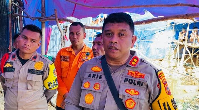 3 Tahun Kasus Penganiayaan Mangkarak, Korban Menduga Polres Madina Sektor Polsek Siabu Terima Setoran Teropongistana.com Sumatra Utara - Penganiayaan Wartawan Yang Diduga Dilakukan Oleh Boss Tambang Ilegal (Peti) Di Lokasi Tambang Desa Tangga Bosi Bukit Siayo, Kabupaten Mandailing Natal Sumatra Utara Pada Tahun 2022, 27 Maret 2025. Dikatakan Lesmana Halawa, Kapolres Madina Bersama Dengan Jajarannya Tidak Serius Dalam Menangani Perkara Penganiayan Dirinya. Seakan Ada Yang Disembunyikan, Jika Kasus Ini Tidak Di Tangkap Pelaku Dan Bos Tambangnya Kalo Ada Dugaan Main Mata Wajar-Wajar Saja . &Quot; Saya Menduga Kuat Ada Setoran Mengalir Dari Para Bos Tambang Emas Ilegal Tersebut Kepada Oknum Polisi Di Polres Madina Sektor Polsek Siabu, Aneh Saja Selama 3 Tahun Pelaku Bebas Berkeliaran Sambil Bermain Tik-Tok Dengan Memperlihatkan Tumpukan Uang. &Quot;Bayangkan Saja Kasus Penganiayaan Didesa Tangga Bosi Kecamatan Siabu Kabupaten Mandailing Natal Sumatera Utara 3 Tahun Lamanya Pelaku Berkeliaran Dilokasi Tambang Dan Para Bossnya Beroperasi Sampai Saat Ini. Saya Korban Hanya Mendapatkan Janji-Jani Perkembangan Kasus Saja 3 Tahun Lamanya? Belum Ada Tindakan Tegas Yang Dilakukan Oleh Pihak-Pihak Tertentu Mulai Dari Tingkat Desa, Kecamatan,Sampai Dengan Penegak Hukum Mereka Seperti Membiarkan. Bahkan Terjadi Lagi Pengeroyokan Dilokasi Yang Sama. Seakan Pelaku Dan Bos Tambang Emas Ilegal Tersebut Lebih Kuasa Dan Sakti Dari Kepolisan, Sampai-Sampai 3 Tahun Lamanya Mereka Tidak Bisa Disentuh Polisi Ada Apa ? Ditempat Yang Berbeda Nani Maulana Penggiat Lingkungan Mata Tunas 17 Mengatakan Sah-Sah Saja Jika Korban Mempunyai Dugaan Oknum Polres Madina Sektor Siabu Menerima Setoran Dari Bos Tambang Emas Ilegal Tersebut Karena Sudah 3 Tahun Lamanya Kasusnya Mangkrak Tidak Ada Hasil. &Quot;Apa Lagi Pelaku Sering Meneror Dan No Teleponnya Aktif Bahkan Sering Mengancam Korban Aneh Jika Polisi Tidak Bisa Melacak Keberadaanya Klo Bukan Ada Main Mata, Ungkapnya. Saat Wartawan Konfirmasi Kepada Polsek Siabu Terkait Perkembangan Kasus Tersebut Hanya Menjelaskan Dimana Keberadaan Pelaku, Dan Memberikan Sp2Ap Kepada Korban, Herannya Kita Pelakunya Berkeliaran Dilokasi Tambang Dan Tambang Beroperasi. Kenapa Lagi Ditanya Keberadaan Pelaku.