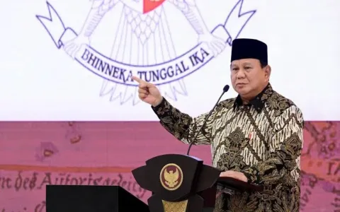 Teropongistana.com Jakarta - Ketua Umum Komunitas Gerakan Ekonomi Kreatif (GERAK) 08 Revitriyoso Husodo menilai Rencana Presiden membentuk koperasi Desa atau Kopdes Merah Putih dengan fungsi utama menggerakan ekonomi desa melalui pembelian produk pertanian merupakan langkah yang bagus dan perlu persiapan yang matang. Saat ini di desa sudah ada BUMDes atau Badan Usaha milik Desa yang memiliki fungsi mirip, melayani warga dalam aspek keseharian pajak motor, bayar listrik dan pbb. “Koperasi Merah Putih sebagai wadah bisnis dan pelayanan dengan modal awal 3 - 5 M secara teori bagus dan bisa menggerakan ekonomi perdesaan, petani akan diuntungkan”  Ketua Umum Komunitas Gerakan Ekonomi Kreatif (GERAK) 08 Revitriyoso Husodo. Koperasi adalah soko guru ekonomi perdesaan, lahir dan besar dari wadah rakyat kecil yang memiliki tujuan mulia dari anggota, untuk anggota demi kesejahteraan bersama. Koperasi sebenarnya bukan hal baru bagi rakyat perdesaan. Dikatakan Ketua Umum Komunitas Gerakan Ekonomi Kreatif (GERAK) 08 Revitriyoso Husodo Kopdes Merah putih ini harus di inisiasi oleh petani, nelayan dan juga pemuda desa yang memiliki kompetensi serta integritas agar bisa menjadi pilar kebangkitan ekonomi desa. Rencana Presiden dengan Kopdes di 70.000 desa/kelurahan harus betul - betul di siapkan dengan matang. Pemikiran Presiden yang berpihak kepada ekonomi desa memang sesuai dengan Asta Cita membangun dari desa. “Kami sebagai relawan meminta kepada para pembantu presiden untuk menerjemahkan dan menyiapkan dengan baik semua langkah teknis dan operasionalnya. Kunci kemajuan koperasi adalah SDM yang handal, ajak pemuda tani dan nelayan serta ibu - ibu untuk membentuk koperasi ini” tambah Ketua Umum Komunitas Gerakan Ekonomi Kreatif (GERAK) 08 Revitriyoso Husodo. Lahirnya Kopdes Merah Putih bisa menjadi jawaban agar para sarjana pertanian bisa kembali ke kampung halaman mereka, membangun Indonesia dari desa dan memotong rantai ekonomi petani yang sering kalah bersaing dengan tengkulak. “Koperasi Desa ini bisa menjadi harapan petani nelayan agar produk mereka dibeli dengan harga bagus. Pembelian langsung ke petani akan menyehatkan proses jual beli dan menyeimbangkan keuntungan yang pastinya akan kembali ke petani untuk membangun desa mereka”tutup Ketua Umum Komunitas Gerakan Ekonomi Kreatif (GERAK) 08 Revitriyoso Husodo.