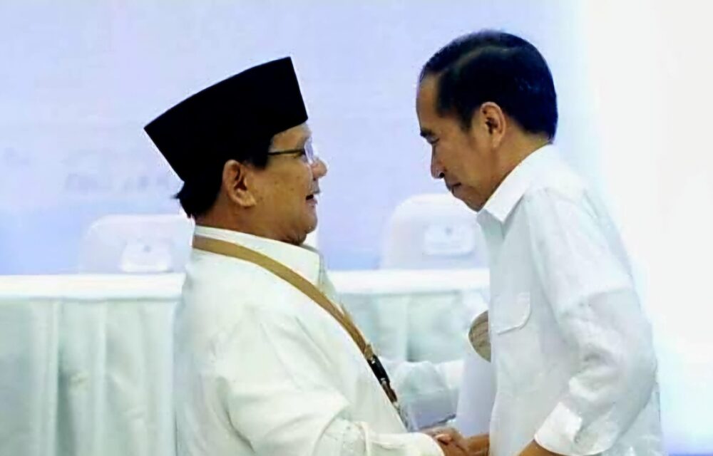 Prabowo Dan Jokowi Adu Kuat Dipanggung Kekuasaan Teropongistana.com Jakarta - Politikus Senior Pdip, Beathor Suryadi, Mengemukakan Analisis Tajam Terkait Dinamika Kekuasaan Di Pemerintahan Presiden Prabowo Subianto. Menurutnya, Sosok Yang Paling Berpotensi Mengguncang Stabilitas Prabowo, Bahkan Menurunkannya Dari Kursi Presiden, Adalah Joko Widodo. Jokowi Dan Jaringan Kekuasaannya Meskipun Tidak Lagi Menjabat Sebagai Presiden, Jokowi Masih Memiliki Pengaruh Politik Yang Kuat. Ia Tetap Didukung Oleh Jutaan Loyalis, Memiliki Akses Terhadap Dana Besar, Serta Dekat Dengan Oligarki Dan Elite Politik Nasional. Jaringan Ini Diperkuat Dengan Hubungan Eratnya Dengan Pimpinan Partai Politik, Termasuk Yang Tergabung Dalam Koalisi Prabowo, Serta Kedekatannya Dengan Pimpinan Tni-Polri. Keberadaan Gibran Rakabuming Raka Sebagai Wakil Presiden Juga Menambah Dimensi Baru Dalam Dinamika Kekuasaan. Gibran, Sebagai Putra Jokowi, Dianggap Sebagai Perpanjangan Tangan Politik Sang Ayah Di Istana. Dengan Kombinasi Faktor Ini, Prabowo Dinilai Harus Tetap Menjaga Hubungan Baik Dengan Jokowi Agar Dapat Menjalankan Pemerintahan Dengan Stabil Hingga 2029. Dinamika Ekonomi Dan Pertemuan Intensif Situasi Ekonomi Yang Semakin Menantang Membuat Pertemuan Antara Prabowo Dan Jokowi Semakin Sering Terjadi. Selain Membahas Kebijakan Nasional, Pertemuan-Pertemuan Ini Diduga Juga Berkaitan Dengan Akses Terhadap Sumber Daya Keuangan Yang Masih Dikendalikan Oleh Mantan Presiden Tersebut. Namun, Apakah Jokowi Benar-Benar Masih Menjadi Kingmaker Yang Dapat Menentukan Arah Pemerintahan? Ataukah Prabowo Akan Menemukan Cara Untuk Memperkuat Posisinya Tanpa Berada Dalam Bayang-Bayang Jokowi? Hingga Saat Ini, Belum Ada Tanggapan Resmi Dari Istana Terkait Pernyataan Beathor Suryadi. Namun, Perkembangan Politik Ke Depan Akan Semakin Menarik Untuk Disimak, Terutama Terkait Bagaimana Hubungan Jokowi Dan Prabowo Dalam Menjaga Keseimbangan Kekuasaandiindonesia.