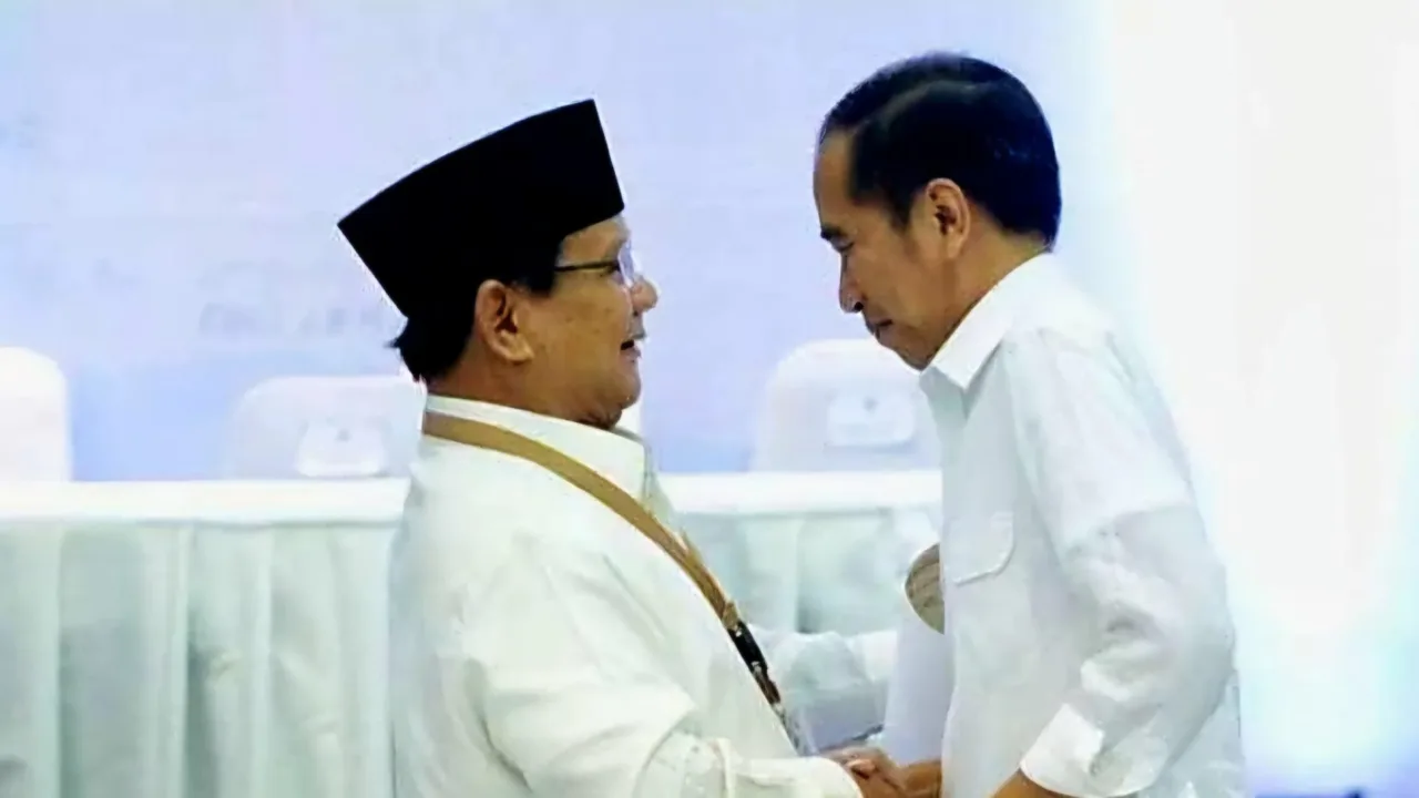 Prabowo dan Jokowi Adu Kuat Dipanggung Kekuasaan Teropongistana.com Jakarta - Politikus senior PDIP, Beathor Suryadi, mengemukakan analisis tajam terkait dinamika kekuasaan di pemerintahan Presiden Prabowo Subianto. Menurutnya, sosok yang paling berpotensi mengguncang stabilitas Prabowo, bahkan menurunkannya dari kursi presiden, adalah Joko Widodo. Jokowi dan Jaringan Kekuasaannya Meskipun tidak lagi menjabat sebagai presiden, Jokowi masih memiliki pengaruh politik yang kuat. Ia tetap didukung oleh jutaan loyalis, memiliki akses terhadap dana besar, serta dekat dengan oligarki dan elite politik nasional. Jaringan ini diperkuat dengan hubungan eratnya dengan pimpinan partai politik, termasuk yang tergabung dalam koalisi Prabowo, serta kedekatannya dengan pimpinan TNI-Polri. Keberadaan Gibran Rakabuming Raka sebagai Wakil Presiden juga menambah dimensi baru dalam dinamika kekuasaan. Gibran, sebagai putra Jokowi, dianggap sebagai perpanjangan tangan politik sang ayah di Istana. Dengan kombinasi faktor ini, Prabowo dinilai harus tetap menjaga hubungan baik dengan Jokowi agar dapat menjalankan pemerintahan dengan stabil hingga 2029. Dinamika Ekonomi dan Pertemuan Intensif Situasi ekonomi yang semakin menantang membuat pertemuan antara Prabowo dan Jokowi semakin sering terjadi. Selain membahas kebijakan nasional, pertemuan-pertemuan ini diduga juga berkaitan dengan akses terhadap sumber daya keuangan yang masih dikendalikan oleh mantan presiden tersebut. Namun, apakah Jokowi benar-benar masih menjadi kingmaker yang dapat menentukan arah pemerintahan? Ataukah Prabowo akan menemukan cara untuk memperkuat posisinya tanpa berada dalam bayang-bayang Jokowi? Hingga saat ini, belum ada tanggapan resmi dari Istana terkait pernyataan Beathor Suryadi. Namun, perkembangan politik ke depan akan semakin menarik untuk disimak, terutama terkait bagaimana hubungan Jokowi dan Prabowo dalam menjaga keseimbangan kekuasaandiIndonesia.