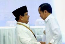 Prabowo Dan Jokowi Adu Kuat Dipanggung Kekuasaan Teropongistana.com Jakarta - Politikus Senior Pdip, Beathor Suryadi, Mengemukakan Analisis Tajam Terkait Dinamika Kekuasaan Di Pemerintahan Presiden Prabowo Subianto. Menurutnya, Sosok Yang Paling Berpotensi Mengguncang Stabilitas Prabowo, Bahkan Menurunkannya Dari Kursi Presiden, Adalah Joko Widodo. Jokowi Dan Jaringan Kekuasaannya Meskipun Tidak Lagi Menjabat Sebagai Presiden, Jokowi Masih Memiliki Pengaruh Politik Yang Kuat. Ia Tetap Didukung Oleh Jutaan Loyalis, Memiliki Akses Terhadap Dana Besar, Serta Dekat Dengan Oligarki Dan Elite Politik Nasional. Jaringan Ini Diperkuat Dengan Hubungan Eratnya Dengan Pimpinan Partai Politik, Termasuk Yang Tergabung Dalam Koalisi Prabowo, Serta Kedekatannya Dengan Pimpinan Tni-Polri. Keberadaan Gibran Rakabuming Raka Sebagai Wakil Presiden Juga Menambah Dimensi Baru Dalam Dinamika Kekuasaan. Gibran, Sebagai Putra Jokowi, Dianggap Sebagai Perpanjangan Tangan Politik Sang Ayah Di Istana. Dengan Kombinasi Faktor Ini, Prabowo Dinilai Harus Tetap Menjaga Hubungan Baik Dengan Jokowi Agar Dapat Menjalankan Pemerintahan Dengan Stabil Hingga 2029. Dinamika Ekonomi Dan Pertemuan Intensif Situasi Ekonomi Yang Semakin Menantang Membuat Pertemuan Antara Prabowo Dan Jokowi Semakin Sering Terjadi. Selain Membahas Kebijakan Nasional, Pertemuan-Pertemuan Ini Diduga Juga Berkaitan Dengan Akses Terhadap Sumber Daya Keuangan Yang Masih Dikendalikan Oleh Mantan Presiden Tersebut. Namun, Apakah Jokowi Benar-Benar Masih Menjadi Kingmaker Yang Dapat Menentukan Arah Pemerintahan? Ataukah Prabowo Akan Menemukan Cara Untuk Memperkuat Posisinya Tanpa Berada Dalam Bayang-Bayang Jokowi? Hingga Saat Ini, Belum Ada Tanggapan Resmi Dari Istana Terkait Pernyataan Beathor Suryadi. Namun, Perkembangan Politik Ke Depan Akan Semakin Menarik Untuk Disimak, Terutama Terkait Bagaimana Hubungan Jokowi Dan Prabowo Dalam Menjaga Keseimbangan Kekuasaandiindonesia.