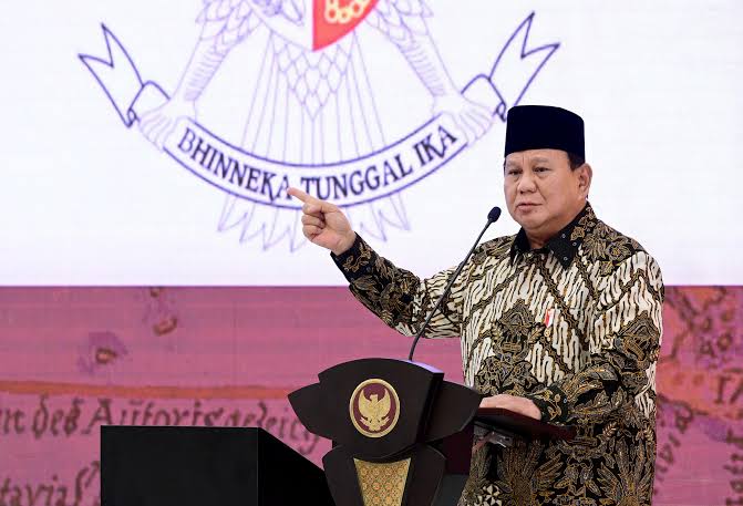 Teropongistana.com Jakarta - Ketua Umum Komunitas Gerakan Ekonomi Kreatif (Gerak) 08 Revitriyoso Husodo Menilai Rencana Presiden Membentuk Koperasi Desa Atau Kopdes Merah Putih Dengan Fungsi Utama Menggerakan Ekonomi Desa Melalui Pembelian Produk Pertanian Merupakan Langkah Yang Bagus Dan Perlu Persiapan Yang Matang. Saat Ini Di Desa Sudah Ada Bumdes Atau Badan Usaha Milik Desa Yang Memiliki Fungsi Mirip, Melayani Warga Dalam Aspek Keseharian Pajak Motor, Bayar Listrik Dan Pbb. “Koperasi Merah Putih Sebagai Wadah Bisnis Dan Pelayanan Dengan Modal Awal 3 - 5 M Secara Teori Bagus Dan Bisa Menggerakan Ekonomi Perdesaan, Petani Akan Diuntungkan”  Ketua Umum Komunitas Gerakan Ekonomi Kreatif (Gerak) 08 Revitriyoso Husodo. Koperasi Adalah Soko Guru Ekonomi Perdesaan, Lahir Dan Besar Dari Wadah Rakyat Kecil Yang Memiliki Tujuan Mulia Dari Anggota, Untuk Anggota Demi Kesejahteraan Bersama. Koperasi Sebenarnya Bukan Hal Baru Bagi Rakyat Perdesaan. Dikatakan Ketua Umum Komunitas Gerakan Ekonomi Kreatif (Gerak) 08 Revitriyoso Husodo Kopdes Merah Putih Ini Harus Di Inisiasi Oleh Petani, Nelayan Dan Juga Pemuda Desa Yang Memiliki Kompetensi Serta Integritas Agar Bisa Menjadi Pilar Kebangkitan Ekonomi Desa. Rencana Presiden Dengan Kopdes Di 70.000 Desa/Kelurahan Harus Betul - Betul Di Siapkan Dengan Matang. Pemikiran Presiden Yang Berpihak Kepada Ekonomi Desa Memang Sesuai Dengan Asta Cita Membangun Dari Desa. “Kami Sebagai Relawan Meminta Kepada Para Pembantu Presiden Untuk Menerjemahkan Dan Menyiapkan Dengan Baik Semua Langkah Teknis Dan Operasionalnya. Kunci Kemajuan Koperasi Adalah Sdm Yang Handal, Ajak Pemuda Tani Dan Nelayan Serta Ibu - Ibu Untuk Membentuk Koperasi Ini” Tambah Ketua Umum Komunitas Gerakan Ekonomi Kreatif (Gerak) 08 Revitriyoso Husodo. Lahirnya Kopdes Merah Putih Bisa Menjadi Jawaban Agar Para Sarjana Pertanian Bisa Kembali Ke Kampung Halaman Mereka, Membangun Indonesia Dari Desa Dan Memotong Rantai Ekonomi Petani Yang Sering Kalah Bersaing Dengan Tengkulak. “Koperasi Desa Ini Bisa Menjadi Harapan Petani Nelayan Agar Produk Mereka Dibeli Dengan Harga Bagus. Pembelian Langsung Ke Petani Akan Menyehatkan Proses Jual Beli Dan Menyeimbangkan Keuntungan Yang Pastinya Akan Kembali Ke Petani Untuk Membangun Desa Mereka”Tutup Ketua Umum Komunitas Gerakan Ekonomi Kreatif (Gerak) 08 Revitriyoso Husodo.
