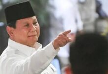 Nunggu Giliran Sikat Pak..! Prabowo Geram Banyak Tambang Ilegal Teropongistana.com Jakarta - Presiden Prabowo Subianto Geram Karena Masih Banyak Ditemui Pertambangan Ilegal Di Dalam Negeri Hingga Penyelundupan Emas Yang Dilakukan Pihak-Pihak Tak Bertanggung Jawab. Menurut Prabowo, Itu Adalah Salah Satu Tantangan Dalam Mengelola Sumber Daya Alam Negeri Yang Berlimpah. &Quot;Masih Terdapat Beberapa Penyimpangan-Penyimpangan, Ada Illegal Mining Di Mana-Mana, Ada Penyelundupan Mas Ke Luar Negeri Tanpa Melalui Proses Yang Benar,&Quot; Ujar Prabowo Saat Di Jawa Timur, Senin (17/3). Kepala Negara Ini Menegaskan Bahwa Tindakan Tersebut Sangat Merugikan Negara Sehingga Perlu Dibasmi. Apabila Semua Proyek Pertambangan Dilakukan Dengan Aturan, Maka Ia Yakin Akan Memberikan Dampak Besar Bagi Perekonomian. &Quot;Ini Merugikan Negara Bangsa Dan Rakyat Dan Ini Akan Kita Tindak, Akan Kita Telusuri. Kita Harus Terus Menerus Memberantas Segala Penyimpangan, Penyelundupan Ke Luar Indonesia Merugikan Penerimaan Kita, Penyelundupan Barang Luar Ke Indonesia Juga Mengancam Industri Kita, Mengancam Pekerjaan Ratusan Ribu Rakyat Kita,&Quot; Jelasnya. Oleh Sebab Itu, Prabowo Mengatakan Sangat Bersyukur Dengan Inisiatif Pt Freeport Indonesia (Ptfi) Yang Sudah Mau Melakukan Hilirisasi Tembaga Menjadi Emas. Dengan Demikian, Pemerintah Bisa Menjual Barang Jadi Yang Tentunya Memberikan Nilai Tambah Lebih Besar. &Quot;Ini Sungguh Sesuatu Yang Sangat Penting Bagi Negara Dan Bangsa Kita. Ini Yang Kita Kehendaki, Bahwa Negara Kita, Bangsa Kita Tidak Hanya Akan Menjual Bahan Baku, Tapi Kita Ingin Juga Menjual Barang-Barang Jadi, Barang-Barang Produk Akhir Yang Punya Nilai Tambah Yang Sangat Besar,&Quot; Imbuhnya. Pabrik Emas Freeport Ini Diklaim Bisa Menghasilkan Hingga 60 Ton Emas Per Tahun Dari Sebanyak 3 Juta Konsentrat. Hal Ini Menguatkan Posisi Indonesia Sebagai Negara Pemilik Cadangan Emas Terbesar Ke-6 Di Dunia. &Quot;Kita Juga Diingatkan Oleh Peristiwa Hari Ini, Bahwa Kita Negara Yang Seharusnya Bersyukur, Kita Memiliki Sumber Alam Yang Cukup Besar, Kita Sekarang Di Dunia Ini Memiliki Cadangan Emas Ya.