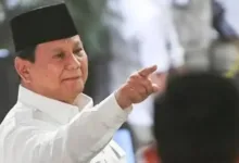 Nunggu Giliran Sikat Pak..! Prabowo Geram Banyak Tambang Ilegal Teropongistana.com Jakarta - Presiden Prabowo Subianto geram karena masih banyak ditemui pertambangan ilegal di dalam negeri hingga penyelundupan emas yang dilakukan pihak-pihak tak bertanggung jawab. Menurut Prabowo, itu adalah salah satu tantangan dalam mengelola sumber daya alam negeri yang berlimpah. "Masih terdapat beberapa penyimpangan-penyimpangan, ada illegal mining di mana-mana, ada penyelundupan mas ke luar negeri tanpa melalui proses yang benar," ujar Prabowo saat di Jawa Timur, Senin (17/3). Kepala negara ini menegaskan bahwa tindakan tersebut sangat merugikan negara sehingga perlu dibasmi. Apabila semua proyek pertambangan dilakukan dengan aturan, maka ia yakin akan memberikan dampak besar bagi perekonomian. "Ini merugikan negara bangsa dan rakyat dan ini akan kita tindak, akan kita telusuri. Kita harus terus menerus memberantas segala penyimpangan, penyelundupan ke luar Indonesia merugikan penerimaan kita, penyelundupan barang luar ke Indonesia juga mengancam industri kita, mengancam pekerjaan ratusan ribu rakyat kita," jelasnya. Oleh sebab itu, Prabowo mengatakan sangat bersyukur dengan inisiatif PT Freeport Indonesia (PTFI) yang sudah mau melakukan hilirisasi tembaga menjadi emas. Dengan demikian, pemerintah bisa menjual barang jadi yang tentunya memberikan nilai tambah lebih besar. "Ini sungguh sesuatu yang sangat penting bagi negara dan bangsa kita. Ini yang kita kehendaki, bahwa negara kita, bangsa kita tidak hanya akan menjual bahan baku, tapi kita ingin juga menjual barang-barang jadi, barang-barang produk akhir yang punya nilai tambah yang sangat besar," imbuhnya. Pabrik emas Freeport ini diklaim bisa menghasilkan hingga 60 ton emas per tahun dari sebanyak 3 juta konsentrat. Hal ini menguatkan posisi Indonesia sebagai negara pemilik cadangan emas terbesar ke-6 di dunia. "Kita juga diingatkan oleh peristiwa hari ini, bahwa kita negara yang seharusnya bersyukur, kita memiliki sumber alam yang cukup besar, kita sekarang di dunia ini memiliki cadangan emas ya.