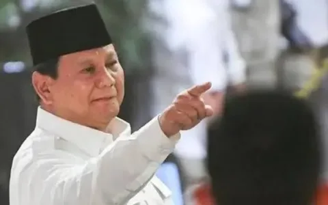 Nunggu Giliran Sikat Pak..! Prabowo Geram Banyak Tambang Ilegal Teropongistana.com Jakarta - Presiden Prabowo Subianto geram karena masih banyak ditemui pertambangan ilegal di dalam negeri hingga penyelundupan emas yang dilakukan pihak-pihak tak bertanggung jawab. Menurut Prabowo, itu adalah salah satu tantangan dalam mengelola sumber daya alam negeri yang berlimpah. "Masih terdapat beberapa penyimpangan-penyimpangan, ada illegal mining di mana-mana, ada penyelundupan mas ke luar negeri tanpa melalui proses yang benar," ujar Prabowo saat di Jawa Timur, Senin (17/3). Kepala negara ini menegaskan bahwa tindakan tersebut sangat merugikan negara sehingga perlu dibasmi. Apabila semua proyek pertambangan dilakukan dengan aturan, maka ia yakin akan memberikan dampak besar bagi perekonomian. "Ini merugikan negara bangsa dan rakyat dan ini akan kita tindak, akan kita telusuri. Kita harus terus menerus memberantas segala penyimpangan, penyelundupan ke luar Indonesia merugikan penerimaan kita, penyelundupan barang luar ke Indonesia juga mengancam industri kita, mengancam pekerjaan ratusan ribu rakyat kita," jelasnya. Oleh sebab itu, Prabowo mengatakan sangat bersyukur dengan inisiatif PT Freeport Indonesia (PTFI) yang sudah mau melakukan hilirisasi tembaga menjadi emas. Dengan demikian, pemerintah bisa menjual barang jadi yang tentunya memberikan nilai tambah lebih besar. "Ini sungguh sesuatu yang sangat penting bagi negara dan bangsa kita. Ini yang kita kehendaki, bahwa negara kita, bangsa kita tidak hanya akan menjual bahan baku, tapi kita ingin juga menjual barang-barang jadi, barang-barang produk akhir yang punya nilai tambah yang sangat besar," imbuhnya. Pabrik emas Freeport ini diklaim bisa menghasilkan hingga 60 ton emas per tahun dari sebanyak 3 juta konsentrat. Hal ini menguatkan posisi Indonesia sebagai negara pemilik cadangan emas terbesar ke-6 di dunia. "Kita juga diingatkan oleh peristiwa hari ini, bahwa kita negara yang seharusnya bersyukur, kita memiliki sumber alam yang cukup besar, kita sekarang di dunia ini memiliki cadangan emas ya.