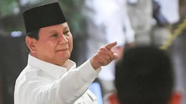 Nunggu Giliran Sikat Pak..! Prabowo Geram Banyak Tambang Ilegal Teropongistana.com Jakarta - Presiden Prabowo Subianto Geram Karena Masih Banyak Ditemui Pertambangan Ilegal Di Dalam Negeri Hingga Penyelundupan Emas Yang Dilakukan Pihak-Pihak Tak Bertanggung Jawab. Menurut Prabowo, Itu Adalah Salah Satu Tantangan Dalam Mengelola Sumber Daya Alam Negeri Yang Berlimpah. &Quot;Masih Terdapat Beberapa Penyimpangan-Penyimpangan, Ada Illegal Mining Di Mana-Mana, Ada Penyelundupan Mas Ke Luar Negeri Tanpa Melalui Proses Yang Benar,&Quot; Ujar Prabowo Saat Di Jawa Timur, Senin (17/3). Kepala Negara Ini Menegaskan Bahwa Tindakan Tersebut Sangat Merugikan Negara Sehingga Perlu Dibasmi. Apabila Semua Proyek Pertambangan Dilakukan Dengan Aturan, Maka Ia Yakin Akan Memberikan Dampak Besar Bagi Perekonomian. &Quot;Ini Merugikan Negara Bangsa Dan Rakyat Dan Ini Akan Kita Tindak, Akan Kita Telusuri. Kita Harus Terus Menerus Memberantas Segala Penyimpangan, Penyelundupan Ke Luar Indonesia Merugikan Penerimaan Kita, Penyelundupan Barang Luar Ke Indonesia Juga Mengancam Industri Kita, Mengancam Pekerjaan Ratusan Ribu Rakyat Kita,&Quot; Jelasnya. Oleh Sebab Itu, Prabowo Mengatakan Sangat Bersyukur Dengan Inisiatif Pt Freeport Indonesia (Ptfi) Yang Sudah Mau Melakukan Hilirisasi Tembaga Menjadi Emas. Dengan Demikian, Pemerintah Bisa Menjual Barang Jadi Yang Tentunya Memberikan Nilai Tambah Lebih Besar. &Quot;Ini Sungguh Sesuatu Yang Sangat Penting Bagi Negara Dan Bangsa Kita. Ini Yang Kita Kehendaki, Bahwa Negara Kita, Bangsa Kita Tidak Hanya Akan Menjual Bahan Baku, Tapi Kita Ingin Juga Menjual Barang-Barang Jadi, Barang-Barang Produk Akhir Yang Punya Nilai Tambah Yang Sangat Besar,&Quot; Imbuhnya. Pabrik Emas Freeport Ini Diklaim Bisa Menghasilkan Hingga 60 Ton Emas Per Tahun Dari Sebanyak 3 Juta Konsentrat. Hal Ini Menguatkan Posisi Indonesia Sebagai Negara Pemilik Cadangan Emas Terbesar Ke-6 Di Dunia. &Quot;Kita Juga Diingatkan Oleh Peristiwa Hari Ini, Bahwa Kita Negara Yang Seharusnya Bersyukur, Kita Memiliki Sumber Alam Yang Cukup Besar, Kita Sekarang Di Dunia Ini Memiliki Cadangan Emas Ya.