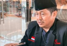 Banten - Ramainya Pemberitaan Tragedi Atau Skandal Pertamina Terkait Adanya Oplosan Bahan Bakar Minyak (Bbm) Khususnya Pertamax, Di Tanggapi Oleh  Ketua Umum Ormas Front Banten Bersatu (Fbb) Dan Juga Ketua Koordinator Bolone Mase Provinsi Banten, H. Moch. Soleh Ma., Yang Di Jumpai Di Kediamannya Di Kawasan Karawaci, Kota Tangerang, Pada Minggu (9/3/2025). Menurut Ketua Umum Ormas Fbb, &Amp;Quot; Terkait Tragedi Di Pertamina, Yang Mana Pengoplosan Bbm Yang Di Motori Oleh Para Punggawa Pemangku Kekuasaan Di Negri Ini, Nkri Yang Tercinta Ini, Dari Dulu Di Kumandangkan Bahwa Subsidi Jangan Sampai  Salah Sasaran. Subsidi Jangan Sampai Salah Penerima. Ingat Bos,  Berapapun Harga Minyak Kalau Untuk Konglomerat  Ga Jadi Masalah, Tapi Ketika Aturan Itu Di Gulirkan, Dampak Dari Aturan Itu Tetap Yang Kena Imbasnya Adalah Rakyat Di Bawah, Nah Terkait Pengoplosan Bbm Ini Terbalik, Rakyat Banyak Yang Memberikan Subsidi Ke Mereka Orang Besar Pemangku Kebijakan. Jadi Kalau Masalah Ini Tidak Di Usut Tuntas Sampai Ke Akar Nya Dan Pengusutan Nya Pun Harus Cepat Dan Tepat. Kalau Di Lama Lamain, Pasti Masuk Angin Seperti Biasa Nya. Ketutup Kasus Baru Yang Lama Hilang Entah Kemana Rimba Nya &Amp;Quot;, Ujar Bang Haji Soleh, Sapaan Akrabnya. &Amp;Quot;Kami Rakyat Kecil Sudah Cape Ngikutin Persandiwaraan  Keadaan Yang Ada Di Negeri Tercinta Ini. Tunjukan Sekarang,  Bahwa Indonesia Bisa Maju, Bisa Adil, Bisa Merata, Walau Pun Tidak Sama. &Amp;Quot;Indonesia Bukan Punya Segelintir Orang Saja.tetapi Indonesia Punya Semua Rakyat Indonesia. Sekarang Hukum Tidak Tebang Pilih Lagi. Tidak Tumpul Ke Atas Tajem Ke Bawah. Tetapi Hukum Sekarang Tajam Ke Atas Tajam Juga Ke Bawah, Di Bawah Kepemimpinan Presiden Prabowo Subianto Dan Wakil Presiden Gibran Rakabuming Raka &Amp;Quot;, Tutup Bang Haji Soleh.