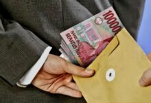 Aph Diminta Cegah Potensi Korupsi Dan Batalkan Kontrak Proyek Pembangunan Saluran Cilandak Kko  Teropongistana.com Jakarta - Baru Saja Memasuki Tahun Anggaran 2025, Sudin Sda Jaksel Bergerak Cepat Menyelesaikan Beberapa Kontrak Kerja Dengan Kontraktor Lewat Proses E Purchasing Alias Penunjukan Yang Diakui Banyak Kontraktor Sangat Subjektif Tergantung Hubungan Personal Pejabat Dengan Pengusaha. Santo Sebagai Kasudin Sda Jaksel Dan Pejabat Yang Ditunjuk Mengurusi Pengadaan Barang Dan Jasa Diunit Ini Lalai, Tidak Acuhkan Ketentuan Dan Peraturan Yang Mengikat Sesuai Ketentuan Kepres Dan Lkpp. Demikian Dibeberkan Lamhot Maruli Ketua Umum Lembaga Aliansi Masyarakat Monitoring Penegakan Hukum Indonesia Kepada Info Indonesia, Selasa (25/03/25). Lebih Lanjut Lamhot Menguraikan Satu Contoh Kasus Dimana Perusahaan Kualifikasi B (Besar) Yang Diberikan Jatah Mengerjakan Proyek Diatas Rp 50 Miliar Malah Merampok Haknya Perusahaan Kualifikasi M (Menengah) Yang Jatahnya Dari Rp 15 M - 50 M. Perusahaan Tersebut Yakni Pt Rosa Lisca. Perusahan Ini Baru Saja Berkontrak Dengan Sudin Sda Jaksel Di Proyek Pembangunan Saluran Cilandak Marinir Kko, Kel Cilandak Timur Kec Pasar Minggu Tgl 26 Februari 2025 Lalu Senilai Kontrak Rp39.257.890.000.00. Diketahui Pula Bahwa Perusahaan Ini Bernaung Di Asosiasi Pengusaha Konstruksi Tertua Yakni Gapensi (Gabungan Pengusaha Konstruksi Indonesia). Juga Terungkap Perusahaan Ini Baru Saja Memperpanjangan Sbu-Nya ( Sertifikat Badan Usaha) Masa Berlaku Dari Masa Berlaku Sbu 2025-02-18 S.d 2028-02-17. Info Indonesia Yang Mengecek Data Data Yang Dari Lsm Ini, Terlihat Benar Adanya. Cross Chek Dilakukan Mulai Dari Legalitas Perusahaan, Kualifikasi, Susunan Pengurus Baik Direksi Maupun Komisaris Perusahaan Dan Terakhir Data Kontrak Dari Situs Lkpp.co.id Dan Situs Lpjk.co.id. Lamhot Mengaku Miris Melihat Perilaku Pejabat Dan Pengusaha Belakang Ini Yang Tidak Punya Rasa Malu Dan Takut. &Quot;Tidak Punya Malu Ke Masyarakat Dan Tidak Takut Dengan Hukum&Quot;. Kita Enggak Ngerti Apakah Hukum Masih Berlaku Di Pemprov Dki Ini? Ujar Nya Getir. Ditambahkannya, Bagaimanapun Kasus Ini Akan Segera Kami Laporkan Ke Inspektorat Dki Dan Kpk Ya, Tegas Dia. Kami Tidak Akan Tinggal Diam Melihat Penyimpangan Penyimpangan Mendasar Yang Dimulai Dari Administrasi Begini. Karena Bila Dari Hulunya Sudah Jorok, Pasti Kehilirnya Akan Lebih Kotor Lagi. Kita Semua Yang Rugi Karena Perilaku Korup.oknum Oknum, Tegas Dia. Kasudin Sda Jaksel, Santo Yang Berulangkali Dihubungi Dan Dikirim Konfirmasi Lewat Whatsappnya Tidak Merespon. Begitu Juga Salah Satu Direksi Perusahaan Pt Rosa Lisca Yakni David Pangaribuan Tak Kunjung Memberikan Klarifikasi.