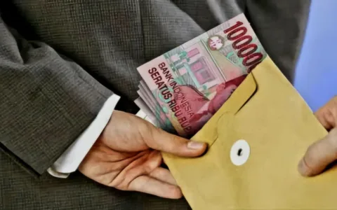 APH Diminta Cegah Potensi Korupsi dan Batalkan Kontrak Proyek Pembangunan Saluran Cilandak KKO  Teropongistana.com Jakarta - Baru saja memasuki tahun anggaran 2025, Sudin SDA Jaksel bergerak cepat menyelesaikan beberapa kontrak kerja dengan kontraktor lewat proses E Purchasing alias penunjukan yang diakui banyak kontraktor sangat subjektif tergantung hubungan personal pejabat dengan pengusaha. Santo sebagai Kasudin SDA Jaksel dan pejabat yang ditunjuk mengurusi pengadaan barang dan jasa diunit ini lalai, tidak acuhkan ketentuan dan peraturan yang mengikat sesuai ketentuan Kepres dan LKPP. Demikian dibeberkan Lamhot Maruli Ketua Umum Lembaga Aliansi Masyarakat Monitoring Penegakan Hukum Indonesia kepada info Indonesia, Selasa (25/03/25). Lebih lanjut Lamhot menguraikan satu contoh kasus dimana perusahaan kualifikasi B (Besar) yang diberikan jatah mengerjakan proyek diatas Rp 50 miliar malah merampok haknya perusahaan Kualifikasi M (menengah) yang jatahnya dari Rp 15 M - 50 M. Perusahaan tersebut yakni PT Rosa Lisca. Perusahan ini baru saja berkontrak dengan Sudin SDA Jaksel di proyek Pembangunan Saluran Cilandak Marinir KKO, Kel Cilandak Timur Kec Pasar Minggu tgl 26 Februari 2025 lalu senilai kontrak Rp39.257.890.000.00. Diketahui pula bahwa perusahaan ini bernaung di asosiasi pengusaha konstruksi tertua yakni GAPENSI (Gabungan Pengusaha Konstruksi Indonesia). Juga terungkap perusahaan ini baru saja memperpanjangan SBU-nya ( Sertifikat Badan Usaha) masa berlaku dari Masa berlaku SBU 2025-02-18 s.d 2028-02-17. Info Indonesia yang mengecek data data yang dari LSM ini, terlihat benar adanya. Cross chek dilakukan mulai dari legalitas perusahaan, kualifikasi, susunan pengurus baik direksi maupun komisaris perusahaan dan terakhir data kontrak dari situs lkpp.co.id dan situs LPJK.co.id. Lamhot mengaku miris melihat perilaku pejabat dan pengusaha belakang ini yang tidak punya rasa malu dan takut. "Tidak punya malu ke masyarakat dan tidak takut dengan hukum". Kita enggak ngerti apakah hukum masih berlaku di Pemprov DKI ini? Ujar nya getir. Ditambahkannya, bagaimanapun kasus ini akan segera kami laporkan ke Inspektorat DKI dan KPK ya, tegas dia. Kami tidak akan tinggal diam melihat penyimpangan penyimpangan mendasar yang dimulai dari administrasi begini. Karena bila dari hulunya sudah jorok, pasti kehilirnya akan lebih kotor lagi. Kita semua yang rugi karena perilaku korup.oknum oknum, tegas dia. Kasudin SDA Jaksel, Santo yang berulangkali dihubungi dan dikirim konfirmasi lewat WhatsAppnya tidak merespon. Begitu juga salah satu direksi perusahaan PT Rosa Lisca yakni David Pangaribuan tak kunjung memberikan klarifikasi.