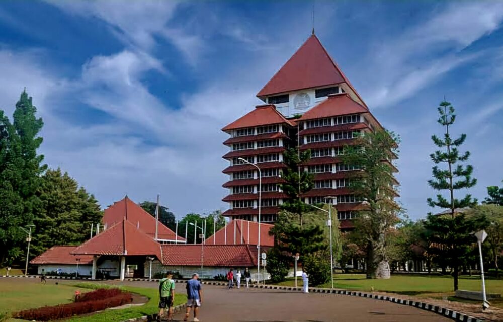 Teropongistana.com Jakarta - Seorang Alumni Fakultas Hukum Universitas Indonesia Angkatan 1967 Kartohadiprodjo Mengirimkan Surat Terbuka Kepada Rektor Ui Heri Hermansyah Pada 20 Maret 2025. Dalam Surat Tersebut, Kartohadiprodjo Menyerukan Agar Rektor Mengambil Langkah Taktis Terhadap Polemik Disertasi Menteri Energi Dan Sumber Daya Mineral Bahlil Lahadalia. &Quot;Seruan Saya, Agar Saudara Rektor Sebagai Pimpinan Penyelenggara Dan Pengelola Ui (Sesuai Statuta Ui) Segera Mengambil Langkah Taktis Untuk Memperbaiki Kesalahan Yang Ada,&Quot; Kata Dia Dalam Surat Yang Diterima Media, 26 Maret 2025.  Kartohadiprodjo, Yang Juga Merupakan Ketua Iluni Fhui Periode 1984-1993, Menyatakan Keprihatinan Mendalam Atas Skandal Yang Terjadi Di Ui Akibat Kasus Tersebut. Ia Juga Menyayangkan Keputusan Empat Organ Yang Hanya Meminta Perbaikan Disertasi Bagi Bahlil. &Quot;Justru Menambah Kemerosotan Muruah Dan Mencoreng Lebih Lanjut Nama Ui,&Quot; Ujar Dia.   Sebagai Informasi, Kartohadiprodjo Merupakan Anak Dari Salah Satu Pendiri Ui, Yaitu Soediman Kartohadiprodjo. Oleh Karena Itu, Ia Mendesak Rektor Agar Memberikan Sanksi Konkret Sesuai Dengan Pelanggaran Berat Yang Dilakukan Dan Bukan Sekadar Melakukan Pembinaan.   &Quot;Skandal Akademik Yang Dilakukan Saudara Bahlil Dan Para Pelanggar Etik Dan Moral Di Ui Juga Mempermalukan Kami, Para Alumni Dan Guru Besar Ui, Yang Telah Banyak Memberikan Darma Baktinya Tanpa Pamrih Pada Bangsa Dan Negara,&Quot; Kata Dia.   Selain Itu, Kartohadiprodjo Juga Meminta Rektor Melakukan Pemulihan Nama Baik Dan Muruah Ui. Momen Ini Penting Sebab Kepercayaan Publik Berada Di Titik Nadir Akibat Tindakan Dan Kebijakan Pemerintah Yang Melenceng, Penegakan Hukum Yang Korup, Dan Korupsi Yang Merajalela.   &Quot;Kami Sebagai Alumnus Memiliki Hak Secara Moral Untuk Menegur Dan Memperbaiki Kampus Tempat Kami Mencari Ilmu, Karena Seumur Hidup Kami Menyandang Titel Ilmiah Dari Universitas Indonesia,&Quot; Tuturnya.   Sebagai Informasi, Ui Hanya Meminta Bahlil Lahadalia Memperbaiki Disertasinya. Keputusan Itu Dibuat Berdasarkan Hasil Rapat Empat Organ Ui, Yaitu Majelis Wali Amanat, Rektor, Dewan Guru Besar, Dan Senat Akademik Atas Dugaan Pelanggaran Etik Mahasiswa Sekolah Kajian Stratejik Dan Global (Sksg) Pada 4 Maret 2025.   Keputusan Tersebut Disampaikan Oleh Rektor Ui Heri Hermansyah Dalam Konferensi Pers Di Fakultas Kedokteran Ui, Salemba, Jakarta Pusat, Jumat, 7 Maret 2025.   &Quot;Memutuskan Untuk Melakukan Pembinaan. Pembinaan Kepada Promotor, Kopromotor, Direktur, Kepala Program Studi, Dan Juga Mahasiswa Yang Terkait Sesuai Dengan Tingkat Pelanggaran Akademik Dan Etik Yang Dilakukan Secara Proporsional,&Quot; Kata Heri.   Heri Menuturkan Perbaikan Tersebut Harus Berdasarkan Peningkatan Kualitas Serta Publikasi Ilmiah. Dia Mengklaim Keputusan Ini Sudah Diambil Secara Transparan Dan Akan Dikeluarkan Dalam Bentuk Surat Keputusan (Sk).   Dalam Kesempatan Yang Sama, Direktur Humas, Media, Pemerintah, Dan Internasional Ui Arie Afriansyah Mengatakan Perbaikan Tersebut Berdasarkan Ketentuan Dan Substansi Yang Akan Dilakukan Oleh Promotor Dan Kopromotor.   &Quot;Perbaikan Disertasi Sesuai Dengan Ketentuan Dan Sisi Substansi Yang Nanti Ditentukan Oleh Promotor Dan Kopromotor,&Quot; Ujar Dia.  