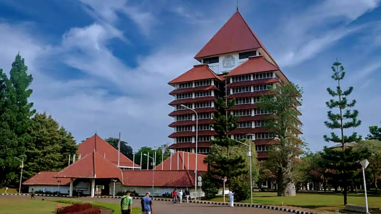 Teropongistana.com Jakarta - Seorang alumni Fakultas Hukum Universitas Indonesia angkatan 1967 Kartohadiprodjo mengirimkan surat terbuka kepada Rektor UI Heri Hermansyah pada 20 Maret 2025. Dalam surat tersebut, Kartohadiprodjo menyerukan agar rektor mengambil langkah taktis terhadap polemik disertasi Menteri Energi dan Sumber Daya Mineral Bahlil Lahadalia. "Seruan saya, agar Saudara Rektor sebagai pimpinan penyelenggara dan pengelola UI (sesuai Statuta UI) segera mengambil langkah taktis untuk memperbaiki kesalahan yang ada," kata dia dalam surat yang diterima media, 26 Maret 2025.  Kartohadiprodjo, yang juga merupakan Ketua ILUNI FHUI periode 1984-1993, menyatakan keprihatinan mendalam atas skandal yang terjadi di UI akibat kasus tersebut. Ia juga menyayangkan keputusan empat organ yang hanya meminta perbaikan disertasi bagi Bahlil. "Justru menambah kemerosotan muruah dan mencoreng lebih lanjut nama UI," ujar dia.   Sebagai informasi, Kartohadiprodjo merupakan anak dari salah satu pendiri UI, yaitu Soediman Kartohadiprodjo. Oleh karena itu, ia mendesak rektor agar memberikan sanksi konkret sesuai dengan pelanggaran berat yang dilakukan dan bukan sekadar melakukan pembinaan.   "Skandal akademik yang dilakukan Saudara Bahlil dan para pelanggar etik dan moral di UI juga mempermalukan kami, para alumni dan guru besar UI, yang telah banyak memberikan darma baktinya tanpa pamrih pada bangsa dan negara," kata dia.   Selain itu, Kartohadiprodjo juga meminta rektor melakukan pemulihan nama baik dan muruah UI. Momen ini penting sebab kepercayaan publik berada di titik nadir akibat tindakan dan kebijakan pemerintah yang melenceng, penegakan hukum yang korup, dan korupsi yang merajalela.   "Kami sebagai alumnus memiliki hak secara moral untuk menegur dan memperbaiki kampus tempat kami mencari ilmu, karena seumur hidup kami menyandang titel ilmiah dari Universitas Indonesia," tuturnya.   Sebagai informasi, UI hanya meminta Bahlil Lahadalia memperbaiki disertasinya. Keputusan itu dibuat berdasarkan hasil rapat empat organ UI, yaitu Majelis Wali Amanat, Rektor, Dewan Guru Besar, dan Senat Akademik atas dugaan pelanggaran etik mahasiswa Sekolah Kajian Stratejik dan Global (SKSG) pada 4 Maret 2025.   Keputusan tersebut disampaikan oleh Rektor UI Heri Hermansyah dalam konferensi pers di Fakultas Kedokteran UI, Salemba, Jakarta Pusat, Jumat, 7 Maret 2025.   "Memutuskan untuk melakukan pembinaan. Pembinaan kepada promotor, kopromotor, direktur, kepala program studi, dan juga mahasiswa yang terkait sesuai dengan tingkat pelanggaran akademik dan etik yang dilakukan secara proporsional," kata Heri.   Heri menuturkan perbaikan tersebut harus berdasarkan peningkatan kualitas serta publikasi ilmiah. Dia mengklaim keputusan ini sudah diambil secara transparan dan akan dikeluarkan dalam bentuk Surat Keputusan (SK).   Dalam kesempatan yang sama, Direktur Humas, Media, Pemerintah, dan Internasional UI Arie Afriansyah mengatakan perbaikan tersebut berdasarkan ketentuan dan substansi yang akan dilakukan oleh promotor dan kopromotor.   "Perbaikan disertasi sesuai dengan ketentuan dan sisi substansi yang nanti ditentukan oleh promotor dan kopromotor," ujar dia.  