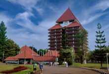 Teropongistana.com Jakarta - Seorang Alumni Fakultas Hukum Universitas Indonesia Angkatan 1967 Kartohadiprodjo Mengirimkan Surat Terbuka Kepada Rektor Ui Heri Hermansyah Pada 20 Maret 2025. Dalam Surat Tersebut, Kartohadiprodjo Menyerukan Agar Rektor Mengambil Langkah Taktis Terhadap Polemik Disertasi Menteri Energi Dan Sumber Daya Mineral Bahlil Lahadalia. &Quot;Seruan Saya, Agar Saudara Rektor Sebagai Pimpinan Penyelenggara Dan Pengelola Ui (Sesuai Statuta Ui) Segera Mengambil Langkah Taktis Untuk Memperbaiki Kesalahan Yang Ada,&Quot; Kata Dia Dalam Surat Yang Diterima Media, 26 Maret 2025.  Kartohadiprodjo, Yang Juga Merupakan Ketua Iluni Fhui Periode 1984-1993, Menyatakan Keprihatinan Mendalam Atas Skandal Yang Terjadi Di Ui Akibat Kasus Tersebut. Ia Juga Menyayangkan Keputusan Empat Organ Yang Hanya Meminta Perbaikan Disertasi Bagi Bahlil. &Quot;Justru Menambah Kemerosotan Muruah Dan Mencoreng Lebih Lanjut Nama Ui,&Quot; Ujar Dia.   Sebagai Informasi, Kartohadiprodjo Merupakan Anak Dari Salah Satu Pendiri Ui, Yaitu Soediman Kartohadiprodjo. Oleh Karena Itu, Ia Mendesak Rektor Agar Memberikan Sanksi Konkret Sesuai Dengan Pelanggaran Berat Yang Dilakukan Dan Bukan Sekadar Melakukan Pembinaan.   &Quot;Skandal Akademik Yang Dilakukan Saudara Bahlil Dan Para Pelanggar Etik Dan Moral Di Ui Juga Mempermalukan Kami, Para Alumni Dan Guru Besar Ui, Yang Telah Banyak Memberikan Darma Baktinya Tanpa Pamrih Pada Bangsa Dan Negara,&Quot; Kata Dia.   Selain Itu, Kartohadiprodjo Juga Meminta Rektor Melakukan Pemulihan Nama Baik Dan Muruah Ui. Momen Ini Penting Sebab Kepercayaan Publik Berada Di Titik Nadir Akibat Tindakan Dan Kebijakan Pemerintah Yang Melenceng, Penegakan Hukum Yang Korup, Dan Korupsi Yang Merajalela.   &Quot;Kami Sebagai Alumnus Memiliki Hak Secara Moral Untuk Menegur Dan Memperbaiki Kampus Tempat Kami Mencari Ilmu, Karena Seumur Hidup Kami Menyandang Titel Ilmiah Dari Universitas Indonesia,&Quot; Tuturnya.   Sebagai Informasi, Ui Hanya Meminta Bahlil Lahadalia Memperbaiki Disertasinya. Keputusan Itu Dibuat Berdasarkan Hasil Rapat Empat Organ Ui, Yaitu Majelis Wali Amanat, Rektor, Dewan Guru Besar, Dan Senat Akademik Atas Dugaan Pelanggaran Etik Mahasiswa Sekolah Kajian Stratejik Dan Global (Sksg) Pada 4 Maret 2025.   Keputusan Tersebut Disampaikan Oleh Rektor Ui Heri Hermansyah Dalam Konferensi Pers Di Fakultas Kedokteran Ui, Salemba, Jakarta Pusat, Jumat, 7 Maret 2025.   &Quot;Memutuskan Untuk Melakukan Pembinaan. Pembinaan Kepada Promotor, Kopromotor, Direktur, Kepala Program Studi, Dan Juga Mahasiswa Yang Terkait Sesuai Dengan Tingkat Pelanggaran Akademik Dan Etik Yang Dilakukan Secara Proporsional,&Quot; Kata Heri.   Heri Menuturkan Perbaikan Tersebut Harus Berdasarkan Peningkatan Kualitas Serta Publikasi Ilmiah. Dia Mengklaim Keputusan Ini Sudah Diambil Secara Transparan Dan Akan Dikeluarkan Dalam Bentuk Surat Keputusan (Sk).   Dalam Kesempatan Yang Sama, Direktur Humas, Media, Pemerintah, Dan Internasional Ui Arie Afriansyah Mengatakan Perbaikan Tersebut Berdasarkan Ketentuan Dan Substansi Yang Akan Dilakukan Oleh Promotor Dan Kopromotor.   &Quot;Perbaikan Disertasi Sesuai Dengan Ketentuan Dan Sisi Substansi Yang Nanti Ditentukan Oleh Promotor Dan Kopromotor,&Quot; Ujar Dia.  
