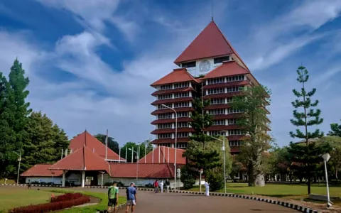 Teropongistana.com Jakarta - Seorang alumni Fakultas Hukum Universitas Indonesia angkatan 1967 Kartohadiprodjo mengirimkan surat terbuka kepada Rektor UI Heri Hermansyah pada 20 Maret 2025. Dalam surat tersebut, Kartohadiprodjo menyerukan agar rektor mengambil langkah taktis terhadap polemik disertasi Menteri Energi dan Sumber Daya Mineral Bahlil Lahadalia. "Seruan saya, agar Saudara Rektor sebagai pimpinan penyelenggara dan pengelola UI (sesuai Statuta UI) segera mengambil langkah taktis untuk memperbaiki kesalahan yang ada," kata dia dalam surat yang diterima media, 26 Maret 2025.  Kartohadiprodjo, yang juga merupakan Ketua ILUNI FHUI periode 1984-1993, menyatakan keprihatinan mendalam atas skandal yang terjadi di UI akibat kasus tersebut. Ia juga menyayangkan keputusan empat organ yang hanya meminta perbaikan disertasi bagi Bahlil. "Justru menambah kemerosotan muruah dan mencoreng lebih lanjut nama UI," ujar dia.   Sebagai informasi, Kartohadiprodjo merupakan anak dari salah satu pendiri UI, yaitu Soediman Kartohadiprodjo. Oleh karena itu, ia mendesak rektor agar memberikan sanksi konkret sesuai dengan pelanggaran berat yang dilakukan dan bukan sekadar melakukan pembinaan.   "Skandal akademik yang dilakukan Saudara Bahlil dan para pelanggar etik dan moral di UI juga mempermalukan kami, para alumni dan guru besar UI, yang telah banyak memberikan darma baktinya tanpa pamrih pada bangsa dan negara," kata dia.   Selain itu, Kartohadiprodjo juga meminta rektor melakukan pemulihan nama baik dan muruah UI. Momen ini penting sebab kepercayaan publik berada di titik nadir akibat tindakan dan kebijakan pemerintah yang melenceng, penegakan hukum yang korup, dan korupsi yang merajalela.   "Kami sebagai alumnus memiliki hak secara moral untuk menegur dan memperbaiki kampus tempat kami mencari ilmu, karena seumur hidup kami menyandang titel ilmiah dari Universitas Indonesia," tuturnya.   Sebagai informasi, UI hanya meminta Bahlil Lahadalia memperbaiki disertasinya. Keputusan itu dibuat berdasarkan hasil rapat empat organ UI, yaitu Majelis Wali Amanat, Rektor, Dewan Guru Besar, dan Senat Akademik atas dugaan pelanggaran etik mahasiswa Sekolah Kajian Stratejik dan Global (SKSG) pada 4 Maret 2025.   Keputusan tersebut disampaikan oleh Rektor UI Heri Hermansyah dalam konferensi pers di Fakultas Kedokteran UI, Salemba, Jakarta Pusat, Jumat, 7 Maret 2025.   "Memutuskan untuk melakukan pembinaan. Pembinaan kepada promotor, kopromotor, direktur, kepala program studi, dan juga mahasiswa yang terkait sesuai dengan tingkat pelanggaran akademik dan etik yang dilakukan secara proporsional," kata Heri.   Heri menuturkan perbaikan tersebut harus berdasarkan peningkatan kualitas serta publikasi ilmiah. Dia mengklaim keputusan ini sudah diambil secara transparan dan akan dikeluarkan dalam bentuk Surat Keputusan (SK).   Dalam kesempatan yang sama, Direktur Humas, Media, Pemerintah, dan Internasional UI Arie Afriansyah mengatakan perbaikan tersebut berdasarkan ketentuan dan substansi yang akan dilakukan oleh promotor dan kopromotor.   "Perbaikan disertasi sesuai dengan ketentuan dan sisi substansi yang nanti ditentukan oleh promotor dan kopromotor," ujar dia.  