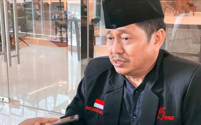 Banten - Ramainya Pemberitaan Tragedi Atau Skandal Pertamina Terkait Adanya Oplosan Bahan Bakar Minyak (Bbm) Khususnya Pertamax, Di Tanggapi Oleh  Ketua Umum Ormas Front Banten Bersatu (Fbb) Dan Juga Ketua Koordinator Bolone Mase Provinsi Banten, H. Moch. Soleh Ma., Yang Di Jumpai Di Kediamannya Di Kawasan Karawaci, Kota Tangerang, Pada Minggu (9/3/2025). Menurut Ketua Umum Ormas Fbb, &Quot; Terkait Tragedi Di Pertamina, Yang Mana Pengoplosan Bbm Yang Di Motori Oleh Para Punggawa Pemangku Kekuasaan Di Negri Ini, Nkri Yang Tercinta Ini, Dari Dulu Di Kumandangkan Bahwa Subsidi Jangan Sampai  Salah Sasaran. Subsidi Jangan Sampai Salah Penerima. Ingat Bos,  Berapapun Harga Minyak Kalau Untuk Konglomerat  Ga Jadi Masalah, Tapi Ketika Aturan Itu Di Gulirkan, Dampak Dari Aturan Itu Tetap Yang Kena Imbasnya Adalah Rakyat Di Bawah, Nah Terkait Pengoplosan Bbm Ini Terbalik, Rakyat Banyak Yang Memberikan Subsidi Ke Mereka Orang Besar Pemangku Kebijakan. Jadi Kalau Masalah Ini Tidak Di Usut Tuntas Sampai Ke Akar Nya Dan Pengusutan Nya Pun Harus Cepat Dan Tepat. Kalau Di Lama Lamain, Pasti Masuk Angin Seperti Biasa Nya. Ketutup Kasus Baru Yang Lama Hilang Entah Kemana Rimba Nya &Quot;, Ujar Bang Haji Soleh, Sapaan Akrabnya. &Quot;Kami Rakyat Kecil Sudah Cape Ngikutin Persandiwaraan  Keadaan Yang Ada Di Negeri Tercinta Ini. Tunjukan Sekarang,  Bahwa Indonesia Bisa Maju, Bisa Adil, Bisa Merata, Walau Pun Tidak Sama. &Quot;Indonesia Bukan Punya Segelintir Orang Saja.tetapi Indonesia Punya Semua Rakyat Indonesia. Sekarang Hukum Tidak Tebang Pilih Lagi. Tidak Tumpul Ke Atas Tajem Ke Bawah. Tetapi Hukum Sekarang Tajam Ke Atas Tajam Juga Ke Bawah, Di Bawah Kepemimpinan Presiden Prabowo Subianto Dan Wakil Presiden Gibran Rakabuming Raka &Quot;, Tutup Bang Haji Soleh.