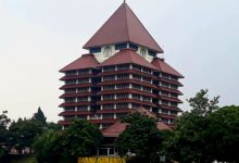 Disertasi Bahlil Direvisi, Rocky Gerung Sebut Rektor Ui Dungu Teropongistana.com Jakarta - Pengamat Politik Rocky Gerung Menilai Bahlil Lahadalia Memalukan. Itu Terkait Dengan Disertasi Menteri Energi Sumber Daya Mineral (Esdm) Tersebut Di Universitas Indonesia (Ui). Rocky Mengatakan Disertasi Bahlil Berat. Hanya Karena Ukurannya Yang Tebal. “Anda Bisa Buat Disertasi Tebel-Tebel Dan Terlihat Berat Krena Tebel. Kalimat Pertama, Dibantah Dengan Kalimat Terakhir. Akhirnya Resultansinya 0. Itu Yang Dilakukan Bahlil,” Kata Rocky Dikutip Dari Akun Threads @Rockygerungfans, Senin (10/3/2025). Meski Begitu, Menurutnya Lebih Memalukan Lagi Rektor Ui. Karena Tidak Melakukan Drop Out (Do) Terhadap Bahlil Yang Terbukti Melakukan Pelanggaran Akademik. “Bahlil Memalukan, Lebih Memalukan Lagi Rektor Ui. Dia Memberikan Kesempatan Bahlil Untuk Revisi. Dia Harusnya Do,” Tegas Rocky. Lebih Jauh, Rocky Bahkan Mengatakan Rektor Ui Heri Hermansyah Dungu. “Coba Bayangin Coba. Jadi Yang Dungu Itu Rektor Ui. Ya Saya Mengajar 15 Tahun Di Ui Jadi Saya Tahun Itu,” Imbuhnya. Alih-Alih Jadi World Class University. Rocky Memplesetkan Status Ui Menjadi Wc Ui. “Dan Ui Bangga Tuh. Universitas Indonesia Akan Jadi World Class University. World Class University. Disingkat Wc Ui,” Terangnya. Dikutip Antara, Ui Memutuskan Disertasi Mahasiswa S3 Program Doktor Sekolah Kajian Strategik Dan Global (Sksg) Bahlil Lahadalia Perlu Perbaikan. &Quot;Terkait Dengan Mahasiswa Bersangkutan, Sebagaimana Yang Disampaikan Oleh Rektor Ui Heri Hermansyah, Adalah Diminta Perbaikan Disertasi Sesuai Dengan Ketentuan Dan Sisi Substansi Yang Akan Ditentukan Oleh Pak Rektor Dan Pak Bahlil,&Quot; Kata Direktur Humas, Media, Pemerintah, Dan Internasional Ui Arie Afriansyah Dalam Konferensi Pers Di Jakarta, Jumat. Arie Menegaskan, Ui Saat Ini Masih Belum Memutuskan Apakah Perbaikan Disertasi Tersebut Perlu Dilakukan Secara Keseluruhan Atau Sebagian. &Quot;Jadi Perbaikan Itu Nanti Sebagaimana Karya Kualitas Ilmu Yang Pada Umumnya, Nanti Akan Ditentukan Oleh Para Promotor Dan Co-Promotornya, Dan Itu Nanti Tergantung Bagaimana Substansinya, Karena Karya Ilmiah Itu Kan Tidak Bisa Menjadi Konsumsi Publik, Dan Bagaimana Ukuran Dan Substansi Kualitasnya Itu Nanti Akan Ditentukan Sesuai Dengan Diskusi Dengan Para Pemimpinnya,&Quot; Ujarnya. Ia Juga Mengemukakan, Surat Keputusan (Sk) Individual Juga Telah Diberikan Kepada Pihak-Pihak Yang Terlibat Kasus Disertasi Bahlil, Yakni Promotor, Co-Promotor, Direktur, Kepala Program Studi, Dan Mahasiswa Yang Terkait. &Quot;Sk Tersebut Bersifat Individual Dan Akan Disampaikan Ke Masing-Masing Pihak Yang Terkait, Dan Seperti Yang Disampaikan Oleh Rektor, Akan Berbeda-Beda Satu Dengan Yang Lainnya -Sanksi-,&Quot; Ucapnya.