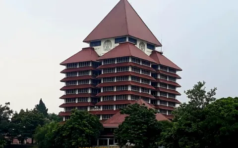 Disertasi Bahlil Direvisi, Rocky Gerung Sebut Rektor UI Dungu Teropongistana.com Jakarta - Pengamat Politik Rocky Gerung menilai Bahlil Lahadalia memalukan. Itu terkait dengan disertasi Menteri Energi Sumber Daya Mineral (ESDM) tersebut di Universitas Indonesia (UI). Rocky mengatakan disertasi Bahlil berat. Hanya karena ukurannya yang tebal. “Anda bisa buat disertasi tebel-tebel dan terlihat berat krena tebel. Kalimat pertama, dibantah dengan kalimat terakhir. Akhirnya resultansinya 0. Itu yang dilakukan Bahlil,” kata Rocky dikutip dari akun Threads @rockygerungfans, Senin (10/3/2025). Meski begitu, menurutnya lebih memalukan lagi Rektor UI. Karena tidak melakukan Drop Out (DO) terhadap Bahlil yang terbukti melakukan pelanggaran akademik. “Bahlil memalukan, lebih memalukan lagi Rektor UI. Dia memberikan kesempatan Bahlil untuk revisi. Dia harusnya DO,” tegas Rocky. Lebih jauh, Rocky bahkan mengatakan Rektor UI Heri Hermansyah dungu. “Coba bayangin coba. Jadi yang dungu itu rektor UI. Ya saya mengajar 15 tahun di UI jadi saya tahun itu,” imbuhnya. Alih-alih jadi world class university. Rocky memplesetkan status UI menjadi WC UI. “Dan UI bangga tuh. universitas Indonesia akan jadi world class university. World class university. Disingkat WC UI,” terangnya. Dikutip Antara, UI memutuskan disertasi mahasiswa S3 Program Doktor Sekolah Kajian Strategik dan Global (SKSG) Bahlil Lahadalia perlu perbaikan. "Terkait dengan mahasiswa bersangkutan, sebagaimana yang disampaikan oleh Rektor UI Heri Hermansyah, adalah diminta perbaikan disertasi sesuai dengan ketentuan dan sisi substansi yang akan ditentukan oleh Pak Rektor dan Pak Bahlil," kata Direktur Humas, Media, Pemerintah, dan Internasional UI Arie Afriansyah dalam konferensi pers di Jakarta, Jumat. Arie menegaskan, UI saat ini masih belum memutuskan apakah perbaikan disertasi tersebut perlu dilakukan secara keseluruhan atau sebagian. "Jadi perbaikan itu nanti sebagaimana karya kualitas ilmu yang pada umumnya, nanti akan ditentukan oleh para promotor dan co-promotornya, dan itu nanti tergantung bagaimana substansinya, karena karya ilmiah itu kan tidak bisa menjadi konsumsi publik, dan bagaimana ukuran dan substansi kualitasnya itu nanti akan ditentukan sesuai dengan diskusi dengan para pemimpinnya," ujarnya. Ia juga mengemukakan, Surat Keputusan (SK) individual juga telah diberikan kepada pihak-pihak yang terlibat kasus disertasi Bahlil, yakni promotor, co-promotor, direktur, kepala program studi, dan mahasiswa yang terkait. "SK tersebut bersifat individual dan akan disampaikan ke masing-masing pihak yang terkait, dan seperti yang disampaikan oleh Rektor, akan berbeda-beda satu dengan yang lainnya -sanksi-," ucapnya.