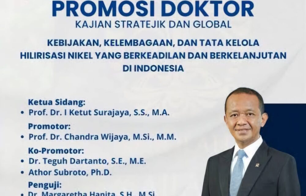 Teropongistana.com Jakarta - Negeri Ini, Nak, Tak Kekurangan Orang Pintar. Tapi Kekurangan Manusia Jujur. Dan Ketika Sebuah Negeri Kehabisan Kejujuran, Maka Ilmu Pun Dijual Murah Dipajang Di Etalase Kekuasaan, Dibungkus Kehormatan Palsu, Ditukar Dengan Proyek Dan Jabatan. Aku Pernah Percaya, Nak, Bahwa Gelar Doktor Adalah Lambang Puncak Ketekunan, Kehormatan Dari Dunia Pengetahuan. Bahwa Seorang Doktor Adalah Pejuang Dalam Sunyi, Mengukir Makna Dalam Ratusan Halaman Yang Ditulis Dengan Darah Pikiran Dan Keringat Batin. Tapi Hari Ini, Negeri Ini Menjelma Panggung Yang Menggelikan Di Mana Gelar Bisa Dibeli. Doktor Honoris Causa Tumbuh Liar Di Tiap Universitas, Diberikan Pada Politisi, Pejabat, Bahkan Selebriti. Dan Para Pejabat, Politisi, Artis, Menjelma Menjadi Sarjana Kilat Doktor Dalam Semalam. Bayangkan, Nak. Seorang Menteri Yang Sibuk Mengurusi Proyek Triliunan, Juga Rangkap Jabatan Ketua Partai Yang Mengomandoi Organisasi Se-Indonesia Raya, Bisa Pula Menulis Disertasi Setebal 500 Halaman, Meneliti, Membaca, Berdiskusi, Menulis Artikel Ilmiah Internasional Dalam Waktu Dua Tahun Yang Singkat, Bahkan Kurang. Sementara Seorang Guru Besar Yang Sepi Jabatan Dan Kekuasaan, Menghabiskan Lima Tahun Hanya Untuk Menyusun Satu Paragraf Yang Benar-Benar Bermakna. Tapi Di Negeri Ini, Gelar Datang Bukan Dari Ilmu. Ia Datang Dari Koneksi. Dari Kekuasaan. Dari Kampus-Kampus Yang Kian Lapar Uang, Yang Menjilat Kaki Kekuasaan, Membuka Program S3 Kilat By Research, Tanpa Kuliah, Tanpa Metodologi, Tanpa Pertanyaan Yang Kritis, Tanpa Hati Nurani Akademik. Lalu Para Rektor, Dekan, Dan Dosen Lentah Bisu, Entah Takut, Entah Sudah Ikut Menikmati. Mereka Berkata: “Sesuai Prosedur.” Tapi Prosedur Siapa? Prosedur Uang? Prosedur Kekuasaan? Prosedur Takut Kehilangan Jabatan? Sementara Mahasiswa-Mahasiswa Jujur, Yang Menulis Siang Dan Malam, Yang Berdiskusi Penuh Peluh, Yang Berkali-Kali Ditolak Karena Paragrafnya Belum Kuat Mereka Hanya Bisa Menggigit Bibir, Melihat Gelar Mereka Disejajarkan Dengan Para Pemalsu Ilmu Itu. Negeri Ini, Nak, Sedang Menyulam Kebohongan Sebagai Kebiasaan. Dan Anak-Anakmu Kelak Akan Tumbuh Dalam Dunia Yang Percaya Bahwa Kecurangan Adalah Cara Tercepat Untuk Menjadi Besar. Bahwa Lebih Penting Siapa Orang Tuamu, Bukan Siapa Gurumu. Doktor Palsu Akan Berdiri Di Podium, Menyebarkan Ilusi. Profesor Dagangan Akan Menulis Buku Moralitas. Sementara Yang Jujur, Yang Tulus Mencintai Ilmu, Akan Tersingkir Perlahan. Dan Negeri Ini Akan Terus Merosot, Bukan Karena Kurangnya Lulusan Bergelar, Tapi Karena Berlimpahnya Mereka Yang Menipu Diri Dan Bangsanya Dengan Toga Pinjaman. Dan Aku, Nak, Hanya Bisa Menulis Ini. Menuliskannya Dengan Marah Yang Dalam. Dengan Kesedihan Yang Tak Bisa Lagi Kutahan. Sebab Aku Tahu Ketika Ilmu Diperkosa Di Ruang-Ruang Akademik, Maka Negeri Ini Sedang Berjalan Menuju Gelap Yang Tak Bisa Lagi Diselamatkan.