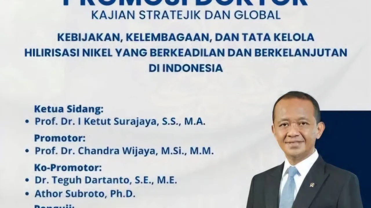 Teropongistana.com Jakarta - Negeri ini, Nak, tak kekurangan orang pintar. Tapi kekurangan manusia jujur. Dan ketika sebuah negeri kehabisan kejujuran, maka ilmu pun dijual murah dipajang di etalase kekuasaan, dibungkus kehormatan palsu, ditukar dengan proyek dan jabatan. Aku pernah percaya, Nak, bahwa gelar Doktor adalah lambang puncak ketekunan, kehormatan dari dunia pengetahuan. Bahwa seorang doktor adalah pejuang dalam sunyi, mengukir makna dalam ratusan halaman yang ditulis dengan darah pikiran dan keringat batin. Tapi hari ini, negeri ini menjelma panggung yang menggelikan di mana gelar bisa dibeli. Doktor Honoris Causa tumbuh liar di tiap universitas, diberikan pada politisi, pejabat, bahkan selebriti. Dan para pejabat, politisi, artis, menjelma menjadi sarjana kilat doktor dalam semalam. Bayangkan, Nak. Seorang menteri yang sibuk mengurusi proyek triliunan, juga rangkap jabatan ketua partai yang mengomandoi organisasi se-Indonesia Raya, bisa pula menulis disertasi setebal 500 halaman, meneliti, membaca, berdiskusi, menulis artikel ilmiah internasional dalam waktu dua tahun yang singkat, bahkan kurang. Sementara seorang guru besar yang sepi jabatan dan kekuasaan, menghabiskan lima tahun hanya untuk menyusun satu paragraf yang benar-benar bermakna. Tapi di negeri ini, gelar datang bukan dari ilmu. Ia datang dari koneksi. Dari kekuasaan. Dari kampus-kampus yang kian lapar uang, yang menjilat kaki kekuasaan, membuka program S3 kilat by research, tanpa kuliah, tanpa metodologi, tanpa pertanyaan yang kritis, tanpa hati nurani akademik. Lalu para rektor, dekan, dan dosen lentah bisu, entah takut, entah sudah ikut menikmati. Mereka berkata: “Sesuai prosedur.” Tapi prosedur siapa? Prosedur uang? Prosedur kekuasaan? Prosedur takut kehilangan jabatan? Sementara mahasiswa-mahasiswa jujur, yang menulis siang dan malam, yang berdiskusi penuh peluh, yang berkali-kali ditolak karena paragrafnya belum kuat mereka hanya bisa menggigit bibir, melihat gelar mereka disejajarkan dengan para pemalsu ilmu itu. Negeri ini, Nak, sedang menyulam kebohongan sebagai kebiasaan. Dan anak-anakmu kelak akan tumbuh dalam dunia yang percaya bahwa kecurangan adalah cara tercepat untuk menjadi besar. Bahwa lebih penting siapa orang tuamu, bukan siapa gurumu. Doktor palsu akan berdiri di podium, menyebarkan ilusi. Profesor dagangan akan menulis buku moralitas. Sementara yang jujur, yang tulus mencintai ilmu, akan tersingkir perlahan. Dan negeri ini akan terus merosot, bukan karena kurangnya lulusan bergelar, tapi karena berlimpahnya mereka yang menipu diri dan bangsanya dengan toga pinjaman. Dan aku, Nak, hanya bisa menulis ini. Menuliskannya dengan marah yang dalam. Dengan kesedihan yang tak bisa lagi kutahan. Sebab aku tahu ketika ilmu diperkosa di ruang-ruang akademik, maka negeri ini sedang berjalan menuju gelap yang tak bisa lagi diselamatkan.