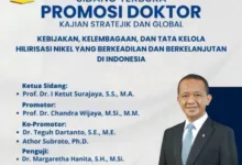 Teropongistana.com Jakarta - Negeri ini, Nak, tak kekurangan orang pintar. Tapi kekurangan manusia jujur. Dan ketika sebuah negeri kehabisan kejujuran, maka ilmu pun dijual murah dipajang di etalase kekuasaan, dibungkus kehormatan palsu, ditukar dengan proyek dan jabatan. Aku pernah percaya, Nak, bahwa gelar Doktor adalah lambang puncak ketekunan, kehormatan dari dunia pengetahuan. Bahwa seorang doktor adalah pejuang dalam sunyi, mengukir makna dalam ratusan halaman yang ditulis dengan darah pikiran dan keringat batin. Tapi hari ini, negeri ini menjelma panggung yang menggelikan di mana gelar bisa dibeli. Doktor Honoris Causa tumbuh liar di tiap universitas, diberikan pada politisi, pejabat, bahkan selebriti. Dan para pejabat, politisi, artis, menjelma menjadi sarjana kilat doktor dalam semalam. Bayangkan, Nak. Seorang menteri yang sibuk mengurusi proyek triliunan, juga rangkap jabatan ketua partai yang mengomandoi organisasi se-Indonesia Raya, bisa pula menulis disertasi setebal 500 halaman, meneliti, membaca, berdiskusi, menulis artikel ilmiah internasional dalam waktu dua tahun yang singkat, bahkan kurang. Sementara seorang guru besar yang sepi jabatan dan kekuasaan, menghabiskan lima tahun hanya untuk menyusun satu paragraf yang benar-benar bermakna. Tapi di negeri ini, gelar datang bukan dari ilmu. Ia datang dari koneksi. Dari kekuasaan. Dari kampus-kampus yang kian lapar uang, yang menjilat kaki kekuasaan, membuka program S3 kilat by research, tanpa kuliah, tanpa metodologi, tanpa pertanyaan yang kritis, tanpa hati nurani akademik. Lalu para rektor, dekan, dan dosen lentah bisu, entah takut, entah sudah ikut menikmati. Mereka berkata: “Sesuai prosedur.” Tapi prosedur siapa? Prosedur uang? Prosedur kekuasaan? Prosedur takut kehilangan jabatan? Sementara mahasiswa-mahasiswa jujur, yang menulis siang dan malam, yang berdiskusi penuh peluh, yang berkali-kali ditolak karena paragrafnya belum kuat mereka hanya bisa menggigit bibir, melihat gelar mereka disejajarkan dengan para pemalsu ilmu itu. Negeri ini, Nak, sedang menyulam kebohongan sebagai kebiasaan. Dan anak-anakmu kelak akan tumbuh dalam dunia yang percaya bahwa kecurangan adalah cara tercepat untuk menjadi besar. Bahwa lebih penting siapa orang tuamu, bukan siapa gurumu. Doktor palsu akan berdiri di podium, menyebarkan ilusi. Profesor dagangan akan menulis buku moralitas. Sementara yang jujur, yang tulus mencintai ilmu, akan tersingkir perlahan. Dan negeri ini akan terus merosot, bukan karena kurangnya lulusan bergelar, tapi karena berlimpahnya mereka yang menipu diri dan bangsanya dengan toga pinjaman. Dan aku, Nak, hanya bisa menulis ini. Menuliskannya dengan marah yang dalam. Dengan kesedihan yang tak bisa lagi kutahan. Sebab aku tahu ketika ilmu diperkosa di ruang-ruang akademik, maka negeri ini sedang berjalan menuju gelap yang tak bisa lagi diselamatkan.