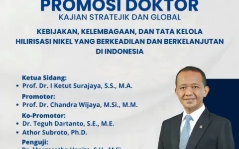 Teropongistana.com Jakarta - Negeri ini, Nak, tak kekurangan orang pintar. Tapi kekurangan manusia jujur. Dan ketika sebuah negeri kehabisan kejujuran, maka ilmu pun dijual murah dipajang di etalase kekuasaan, dibungkus kehormatan palsu, ditukar dengan proyek dan jabatan. Aku pernah percaya, Nak, bahwa gelar Doktor adalah lambang puncak ketekunan, kehormatan dari dunia pengetahuan. Bahwa seorang doktor adalah pejuang dalam sunyi, mengukir makna dalam ratusan halaman yang ditulis dengan darah pikiran dan keringat batin. Tapi hari ini, negeri ini menjelma panggung yang menggelikan di mana gelar bisa dibeli. Doktor Honoris Causa tumbuh liar di tiap universitas, diberikan pada politisi, pejabat, bahkan selebriti. Dan para pejabat, politisi, artis, menjelma menjadi sarjana kilat doktor dalam semalam. Bayangkan, Nak. Seorang menteri yang sibuk mengurusi proyek triliunan, juga rangkap jabatan ketua partai yang mengomandoi organisasi se-Indonesia Raya, bisa pula menulis disertasi setebal 500 halaman, meneliti, membaca, berdiskusi, menulis artikel ilmiah internasional dalam waktu dua tahun yang singkat, bahkan kurang. Sementara seorang guru besar yang sepi jabatan dan kekuasaan, menghabiskan lima tahun hanya untuk menyusun satu paragraf yang benar-benar bermakna. Tapi di negeri ini, gelar datang bukan dari ilmu. Ia datang dari koneksi. Dari kekuasaan. Dari kampus-kampus yang kian lapar uang, yang menjilat kaki kekuasaan, membuka program S3 kilat by research, tanpa kuliah, tanpa metodologi, tanpa pertanyaan yang kritis, tanpa hati nurani akademik. Lalu para rektor, dekan, dan dosen lentah bisu, entah takut, entah sudah ikut menikmati. Mereka berkata: “Sesuai prosedur.” Tapi prosedur siapa? Prosedur uang? Prosedur kekuasaan? Prosedur takut kehilangan jabatan? Sementara mahasiswa-mahasiswa jujur, yang menulis siang dan malam, yang berdiskusi penuh peluh, yang berkali-kali ditolak karena paragrafnya belum kuat mereka hanya bisa menggigit bibir, melihat gelar mereka disejajarkan dengan para pemalsu ilmu itu. Negeri ini, Nak, sedang menyulam kebohongan sebagai kebiasaan. Dan anak-anakmu kelak akan tumbuh dalam dunia yang percaya bahwa kecurangan adalah cara tercepat untuk menjadi besar. Bahwa lebih penting siapa orang tuamu, bukan siapa gurumu. Doktor palsu akan berdiri di podium, menyebarkan ilusi. Profesor dagangan akan menulis buku moralitas. Sementara yang jujur, yang tulus mencintai ilmu, akan tersingkir perlahan. Dan negeri ini akan terus merosot, bukan karena kurangnya lulusan bergelar, tapi karena berlimpahnya mereka yang menipu diri dan bangsanya dengan toga pinjaman. Dan aku, Nak, hanya bisa menulis ini. Menuliskannya dengan marah yang dalam. Dengan kesedihan yang tak bisa lagi kutahan. Sebab aku tahu ketika ilmu diperkosa di ruang-ruang akademik, maka negeri ini sedang berjalan menuju gelap yang tak bisa lagi diselamatkan.