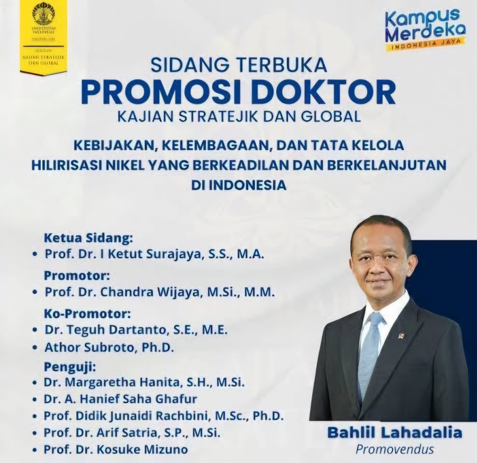 Teropongistana.com Jakarta - Negeri Ini, Nak, Tak Kekurangan Orang Pintar. Tapi Kekurangan Manusia Jujur. Dan Ketika Sebuah Negeri Kehabisan Kejujuran, Maka Ilmu Pun Dijual Murah Dipajang Di Etalase Kekuasaan, Dibungkus Kehormatan Palsu, Ditukar Dengan Proyek Dan Jabatan. Aku Pernah Percaya, Nak, Bahwa Gelar Doktor Adalah Lambang Puncak Ketekunan, Kehormatan Dari Dunia Pengetahuan. Bahwa Seorang Doktor Adalah Pejuang Dalam Sunyi, Mengukir Makna Dalam Ratusan Halaman Yang Ditulis Dengan Darah Pikiran Dan Keringat Batin. Tapi Hari Ini, Negeri Ini Menjelma Panggung Yang Menggelikan Di Mana Gelar Bisa Dibeli. Doktor Honoris Causa Tumbuh Liar Di Tiap Universitas, Diberikan Pada Politisi, Pejabat, Bahkan Selebriti. Dan Para Pejabat, Politisi, Artis, Menjelma Menjadi Sarjana Kilat Doktor Dalam Semalam. Bayangkan, Nak. Seorang Menteri Yang Sibuk Mengurusi Proyek Triliunan, Juga Rangkap Jabatan Ketua Partai Yang Mengomandoi Organisasi Se-Indonesia Raya, Bisa Pula Menulis Disertasi Setebal 500 Halaman, Meneliti, Membaca, Berdiskusi, Menulis Artikel Ilmiah Internasional Dalam Waktu Dua Tahun Yang Singkat, Bahkan Kurang. Sementara Seorang Guru Besar Yang Sepi Jabatan Dan Kekuasaan, Menghabiskan Lima Tahun Hanya Untuk Menyusun Satu Paragraf Yang Benar-Benar Bermakna. Tapi Di Negeri Ini, Gelar Datang Bukan Dari Ilmu. Ia Datang Dari Koneksi. Dari Kekuasaan. Dari Kampus-Kampus Yang Kian Lapar Uang, Yang Menjilat Kaki Kekuasaan, Membuka Program S3 Kilat By Research, Tanpa Kuliah, Tanpa Metodologi, Tanpa Pertanyaan Yang Kritis, Tanpa Hati Nurani Akademik. Lalu Para Rektor, Dekan, Dan Dosen Lentah Bisu, Entah Takut, Entah Sudah Ikut Menikmati. Mereka Berkata: “Sesuai Prosedur.” Tapi Prosedur Siapa? Prosedur Uang? Prosedur Kekuasaan? Prosedur Takut Kehilangan Jabatan? Sementara Mahasiswa-Mahasiswa Jujur, Yang Menulis Siang Dan Malam, Yang Berdiskusi Penuh Peluh, Yang Berkali-Kali Ditolak Karena Paragrafnya Belum Kuat Mereka Hanya Bisa Menggigit Bibir, Melihat Gelar Mereka Disejajarkan Dengan Para Pemalsu Ilmu Itu. Negeri Ini, Nak, Sedang Menyulam Kebohongan Sebagai Kebiasaan. Dan Anak-Anakmu Kelak Akan Tumbuh Dalam Dunia Yang Percaya Bahwa Kecurangan Adalah Cara Tercepat Untuk Menjadi Besar. Bahwa Lebih Penting Siapa Orang Tuamu, Bukan Siapa Gurumu. Doktor Palsu Akan Berdiri Di Podium, Menyebarkan Ilusi. Profesor Dagangan Akan Menulis Buku Moralitas. Sementara Yang Jujur, Yang Tulus Mencintai Ilmu, Akan Tersingkir Perlahan. Dan Negeri Ini Akan Terus Merosot, Bukan Karena Kurangnya Lulusan Bergelar, Tapi Karena Berlimpahnya Mereka Yang Menipu Diri Dan Bangsanya Dengan Toga Pinjaman. Dan Aku, Nak, Hanya Bisa Menulis Ini. Menuliskannya Dengan Marah Yang Dalam. Dengan Kesedihan Yang Tak Bisa Lagi Kutahan. Sebab Aku Tahu Ketika Ilmu Diperkosa Di Ruang-Ruang Akademik, Maka Negeri Ini Sedang Berjalan Menuju Gelap Yang Tak Bisa Lagi Diselamatkan.