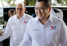 Teropongistana.com Jakarta - Bambang Hary Iswanto Tanoesoedibjo Atau Hary Tanoe Pemilik Mnc Asia Holding Dilaporkan Ke Polda Metro Jaya Atas Dugaan Pemalsuan Sertifikat Deposito. Hary Tanoe Dilaporkan Oleh Dirut Pt Citra Marga Nusaphala Persada (Cmnp), Arief Budhy Hardono Pada Rabu, 5 Maret 2025 Dengan Nomor Laporan Lp/B/1580/Iii/2025/Spkt/Polda Metro Jaya. Kasus Ini Terkait Pertukaran Obligasi Antara Pt Cmnp Dengan Sertifikat Deposito Yang Dapat Diperdagangkan Pt Bank Unibank Tbk Milik Hary Tanoe Yang Diduga Palsu. &Quot;Sekitar Bulan Januari 2025, Ditemukan Laporan Keuangan Pt Cmnp Dan Data-Data Mengenai Transaksi Pertukaran Obligasi Antara Pt Cmnp Dengan Sertifikat Deposito Yang Dapat Diperdagangkan Pt Bank Unibank Tbk Milik Bambang Hary Iswanto Tanoesoedibjo Yang Diduga Palsu,&Quot; Tulis Laporan Budhy Hardono Ke Polda Metro Jaya Dikutip Kamis, 6 Maret 2025. Atas Perkara Ini, Pt Cmnp Mengaku Mengalami Kerugian Sekitar 6,313 Miliar Dolar As Atau Setara Rp103 Triliun. Pt Cmnp Sebelumnya Juga Telah Menggugat Hary Tanoe Dan Mnc Asia Holding Yang Dulu Bernama Bhakti Investama Ke Pn Jakarta Pusat. Gugatan Pt Cmnp Di Pn Jakpus Teregister Dengan Nomor 194/Dir-Ku.11/Iii/2025 Tertanggal 3 Maret 2025 Yang Ditandatangani Direktur Independen Cmnp, Hasyim. Gugatan Ke Pn Jakpus Ini Pun Telah Direspons Pt Mnc Asia Holding Tbk Melalui Direktur Legal Chris Taufik. Dikatakan, Permasalahan Mnc Asia Holding Dan Cmnp Merupakan Transaksi Tahun 1999 Atau Sudah Lebih Dari 20 Tahun Lalu. &Quot;Transaksi Yang Dimaksud Adalah Antara Cmnp Dengan Pt Bank Unibank Tbk, Di Mana Cmnp Memiliki Negotiable Certificate Of Deposit (Ncd) Yang Diterbitkan Oleh Unibank,&Quot; Kata Chris Taufik. Mnc Asia Holding Berpandangan, Substansi Gugatan Cmnp Terkesan Dipaksakan, Penerbit Ncd Bermasalah Karena Unibank Saat Ditutup Bukan Berstatus Perseroan.