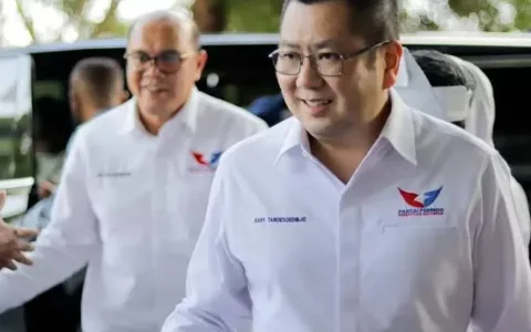 Teropongistana.com Jakarta - Bambang Hary Iswanto Tanoesoedibjo atau Hary Tanoe Pemilik MNC Asia Holding dilaporkan ke Polda Metro Jaya atas dugaan pemalsuan sertifikat deposito. Hary Tanoe dilaporkan oleh Dirut PT Citra Marga Nusaphala Persada (CMNP), Arief Budhy Hardono pada Rabu, 5 Maret 2025 dengan nomor laporan LP/B/1580/III/2025/SPKT/POLDA METRO JAYA. Kasus ini terkait pertukaran obligasi antara PT CMNP dengan sertifikat deposito yang dapat diperdagangkan PT Bank Unibank Tbk milik Hary Tanoe yang diduga palsu. "Sekitar bulan Januari 2025, ditemukan laporan keuangan PT CMNP dan data-data mengenai transaksi pertukaran obligasi antara PT CMNP dengan sertifikat deposito yang dapat diperdagangkan PT Bank Unibank Tbk milik Bambang Hary Iswanto Tanoesoedibjo yang diduga palsu," tulis laporan Budhy Hardono ke Polda Metro Jaya dikutip Kamis, 6 Maret 2025. Atas perkara ini, PT CMNP mengaku mengalami kerugian sekitar 6,313 miliar Dolar AS atau setara Rp103 triliun. PT CMNP sebelumnya juga telah menggugat Hary Tanoe dan MNC Asia Holding yang dulu bernama Bhakti Investama ke PN Jakarta Pusat. Gugatan PT CMNP di PN Jakpus teregister dengan nomor 194/DIR-KU.11/III/2025 tertanggal 3 Maret 2025 yang ditandatangani Direktur Independen CMNP, Hasyim. Gugatan ke PN Jakpus ini pun telah direspons PT MNC Asia Holding Tbk melalui direktur legal Chris Taufik. Dikatakan, permasalahan MNC Asia Holding dan CMNP merupakan transaksi tahun 1999 atau sudah lebih dari 20 tahun lalu. "Transaksi yang dimaksud adalah antara CMNP dengan PT Bank Unibank Tbk, di mana CMNP memiliki negotiable certificate of deposit (NCD) yang diterbitkan oleh Unibank," kata Chris Taufik. MNC Asia Holding berpandangan, substansi gugatan CMNP terkesan dipaksakan, penerbit NCD bermasalah karena Unibank saat ditutup bukan berstatus perseroan.