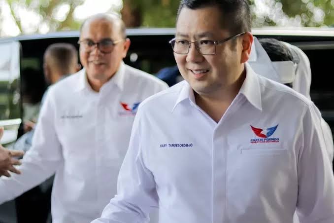 Teropongistana.com Jakarta - Bambang Hary Iswanto Tanoesoedibjo Atau Hary Tanoe Pemilik Mnc Asia Holding Dilaporkan Ke Polda Metro Jaya Atas Dugaan Pemalsuan Sertifikat Deposito. Hary Tanoe Dilaporkan Oleh Dirut Pt Citra Marga Nusaphala Persada (Cmnp), Arief Budhy Hardono Pada Rabu, 5 Maret 2025 Dengan Nomor Laporan Lp/B/1580/Iii/2025/Spkt/Polda Metro Jaya. Kasus Ini Terkait Pertukaran Obligasi Antara Pt Cmnp Dengan Sertifikat Deposito Yang Dapat Diperdagangkan Pt Bank Unibank Tbk Milik Hary Tanoe Yang Diduga Palsu. &Quot;Sekitar Bulan Januari 2025, Ditemukan Laporan Keuangan Pt Cmnp Dan Data-Data Mengenai Transaksi Pertukaran Obligasi Antara Pt Cmnp Dengan Sertifikat Deposito Yang Dapat Diperdagangkan Pt Bank Unibank Tbk Milik Bambang Hary Iswanto Tanoesoedibjo Yang Diduga Palsu,&Quot; Tulis Laporan Budhy Hardono Ke Polda Metro Jaya Dikutip Kamis, 6 Maret 2025. Atas Perkara Ini, Pt Cmnp Mengaku Mengalami Kerugian Sekitar 6,313 Miliar Dolar As Atau Setara Rp103 Triliun. Pt Cmnp Sebelumnya Juga Telah Menggugat Hary Tanoe Dan Mnc Asia Holding Yang Dulu Bernama Bhakti Investama Ke Pn Jakarta Pusat. Gugatan Pt Cmnp Di Pn Jakpus Teregister Dengan Nomor 194/Dir-Ku.11/Iii/2025 Tertanggal 3 Maret 2025 Yang Ditandatangani Direktur Independen Cmnp, Hasyim. Gugatan Ke Pn Jakpus Ini Pun Telah Direspons Pt Mnc Asia Holding Tbk Melalui Direktur Legal Chris Taufik. Dikatakan, Permasalahan Mnc Asia Holding Dan Cmnp Merupakan Transaksi Tahun 1999 Atau Sudah Lebih Dari 20 Tahun Lalu. &Quot;Transaksi Yang Dimaksud Adalah Antara Cmnp Dengan Pt Bank Unibank Tbk, Di Mana Cmnp Memiliki Negotiable Certificate Of Deposit (Ncd) Yang Diterbitkan Oleh Unibank,&Quot; Kata Chris Taufik. Mnc Asia Holding Berpandangan, Substansi Gugatan Cmnp Terkesan Dipaksakan, Penerbit Ncd Bermasalah Karena Unibank Saat Ditutup Bukan Berstatus Perseroan.