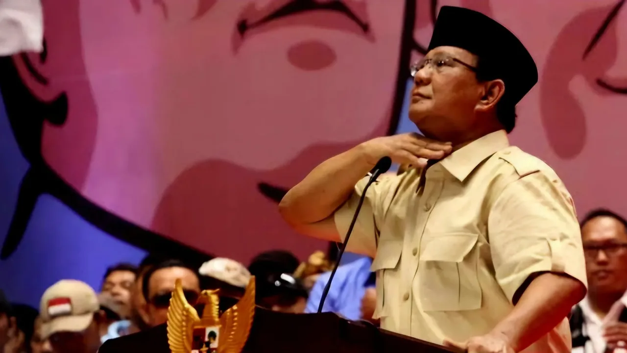 Bos Penambang Emas Ilegal Kebal Hukum, Wartawan Korban Penganiayaan Minta Presiden Prabowo Turun Tangan Teropongistana.com Sumatra Utara - Lesmana Halawa meminta keadilan kepada Polri seorang wartawan media online meminta keadilan kepada bapak kapolri, bapak Kapolda Sumatra Utara supaya menindak tegas para pelaku penganiayaan wartawan pada tahun 2022 yang diduga dilakukan oleh Boss Tambang Ilegal (PETI) di lokasi tambang Desa Tangga Bosi Bukit Siayo, Kabupaten Mandailing Natal Sumatra Utara, 11 Maret 2025. Sudah 3 tahun berlalu korban mencari keadilan samapi saat ini pelaku masih bebas berkeliaran di lokasi tambang seolah pelaku kebal hukum. Saya melihat tidak ada keseriusan dari aparat kepolisian untuk menanagkap pelaku karena diduga bos tambang ilegal tersebut di bekingi oleh orang besar di belakangnya, dikatakan Lesmana. " Kami melihat pelaku penganiyaan terhadap diri saya ini terlihat kebal hukum bayangkan saja sejak tahun 2022 samapi sekarang 2025 mereka masih menghirup udara segar bahkan mereka masih sering hubungi saya lewat Watsapp dengan mengancam dan melihatkan tumpukan uang hasil tambang emas ilegal tersebut. Bohong jika tambang ilegal emas tersebut tidak di ketahui oleh aparat penegak hukum padahal pengusaha tambang disana sudah dilakukan pendataan kenapa harus bertahun-tahun untuk menangkap pelaku penganiayaan saya, ungkapnya. Tambang emas ilegal ini telah merugikan negara dan merusak ekositem hutan yang tidak boleh dibiarkan terus menerus saya berharap presiden Prabowo Subianto segera melakukan tindakan tegas kepada oknum-oknum yang terlibat atas tambang emas ilegal tersebut.