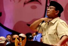 Bos Penambang Emas Ilegal Kebal Hukum, Wartawan Korban Penganiayaan Minta Presiden Prabowo Turun Tangan Teropongistana.com Sumatra Utara - Lesmana Halawa Meminta Keadilan Kepada Polri Seorang Wartawan Media Online Meminta Keadilan Kepada Bapak Kapolri, Bapak Kapolda Sumatra Utara Supaya Menindak Tegas Para Pelaku Penganiayaan Wartawan Pada Tahun 2022 Yang Diduga Dilakukan Oleh Boss Tambang Ilegal (Peti) Di Lokasi Tambang Desa Tangga Bosi Bukit Siayo, Kabupaten Mandailing Natal Sumatra Utara, 11 Maret 2025. Sudah 3 Tahun Berlalu Korban Mencari Keadilan Samapi Saat Ini Pelaku Masih Bebas Berkeliaran Di Lokasi Tambang Seolah Pelaku Kebal Hukum. Saya Melihat Tidak Ada Keseriusan Dari Aparat Kepolisian Untuk Menanagkap Pelaku Karena Diduga Bos Tambang Ilegal Tersebut Di Bekingi Oleh Orang Besar Di Belakangnya, Dikatakan Lesmana. &Quot; Kami Melihat Pelaku Penganiyaan Terhadap Diri Saya Ini Terlihat Kebal Hukum Bayangkan Saja Sejak Tahun 2022 Samapi Sekarang 2025 Mereka Masih Menghirup Udara Segar Bahkan Mereka Masih Sering Hubungi Saya Lewat Watsapp Dengan Mengancam Dan Melihatkan Tumpukan Uang Hasil Tambang Emas Ilegal Tersebut. Bohong Jika Tambang Ilegal Emas Tersebut Tidak Di Ketahui Oleh Aparat Penegak Hukum Padahal Pengusaha Tambang Disana Sudah Dilakukan Pendataan Kenapa Harus Bertahun-Tahun Untuk Menangkap Pelaku Penganiayaan Saya, Ungkapnya. Tambang Emas Ilegal Ini Telah Merugikan Negara Dan Merusak Ekositem Hutan Yang Tidak Boleh Dibiarkan Terus Menerus Saya Berharap Presiden Prabowo Subianto Segera Melakukan Tindakan Tegas Kepada Oknum-Oknum Yang Terlibat Atas Tambang Emas Ilegal Tersebut.