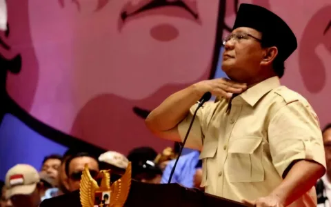 Bos Penambang Emas Ilegal Kebal Hukum, Wartawan Korban Penganiayaan Minta Presiden Prabowo Turun Tangan Teropongistana.com Sumatra Utara - Lesmana Halawa meminta keadilan kepada Polri seorang wartawan media online meminta keadilan kepada bapak kapolri, bapak Kapolda Sumatra Utara supaya menindak tegas para pelaku penganiayaan wartawan pada tahun 2022 yang diduga dilakukan oleh Boss Tambang Ilegal (PETI) di lokasi tambang Desa Tangga Bosi Bukit Siayo, Kabupaten Mandailing Natal Sumatra Utara, 11 Maret 2025. Sudah 3 tahun berlalu korban mencari keadilan samapi saat ini pelaku masih bebas berkeliaran di lokasi tambang seolah pelaku kebal hukum. Saya melihat tidak ada keseriusan dari aparat kepolisian untuk menanagkap pelaku karena diduga bos tambang ilegal tersebut di bekingi oleh orang besar di belakangnya, dikatakan Lesmana. " Kami melihat pelaku penganiyaan terhadap diri saya ini terlihat kebal hukum bayangkan saja sejak tahun 2022 samapi sekarang 2025 mereka masih menghirup udara segar bahkan mereka masih sering hubungi saya lewat Watsapp dengan mengancam dan melihatkan tumpukan uang hasil tambang emas ilegal tersebut. Bohong jika tambang ilegal emas tersebut tidak di ketahui oleh aparat penegak hukum padahal pengusaha tambang disana sudah dilakukan pendataan kenapa harus bertahun-tahun untuk menangkap pelaku penganiayaan saya, ungkapnya. Tambang emas ilegal ini telah merugikan negara dan merusak ekositem hutan yang tidak boleh dibiarkan terus menerus saya berharap presiden Prabowo Subianto segera melakukan tindakan tegas kepada oknum-oknum yang terlibat atas tambang emas ilegal tersebut.